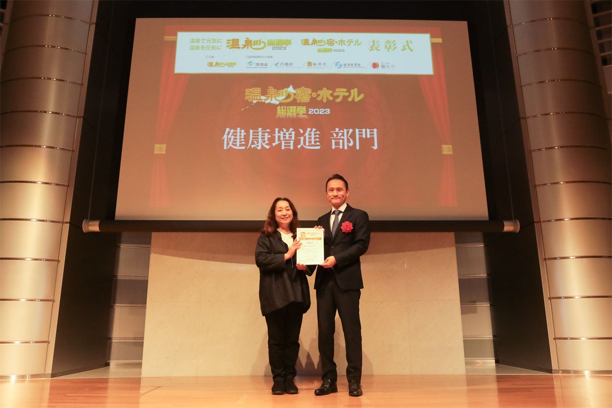 表彰状を授与される総支配人の横山 秀樹（右）