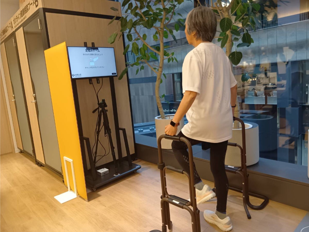 【うめきた温泉 蓮 Wellbeing Park】大阪大学で認知機能について研究する八木特任教授による「脳の健康測定器・足踏みゲーム」を導入