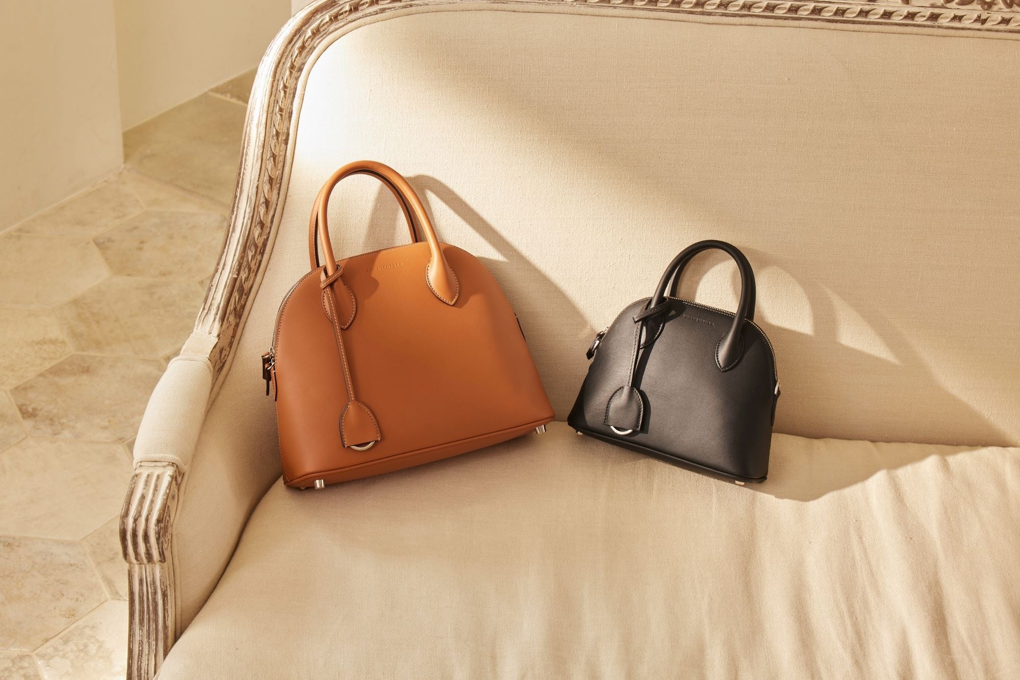 【左】エマ バッグ (28 スモール スムース)　【右】エマ バッグ (22 ミニ スムース)