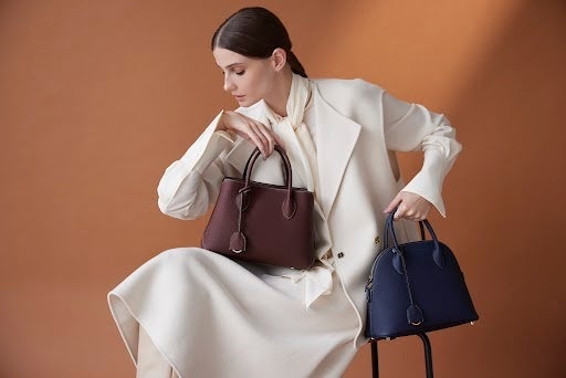 シーズナルカラーのボルドーとネイビー