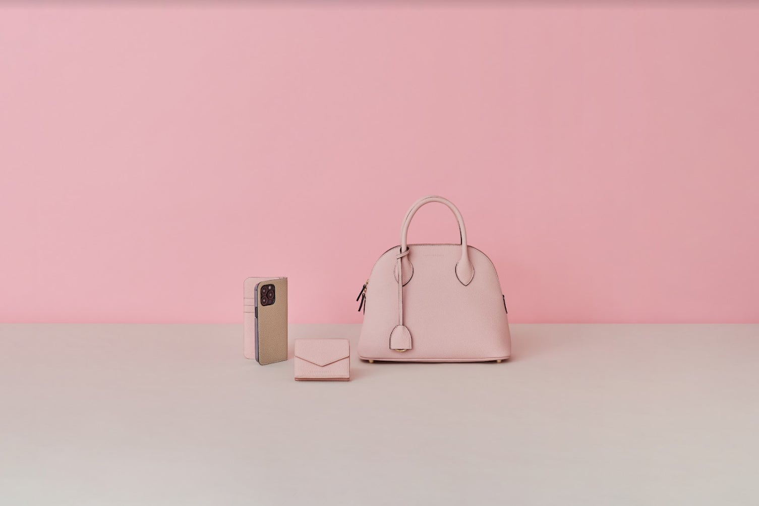 ボナベンチュラ/BONAVENTURA ケース サクラピンク 最高級レザーブランドBONAVENTURA(ボナベンチュラ)より