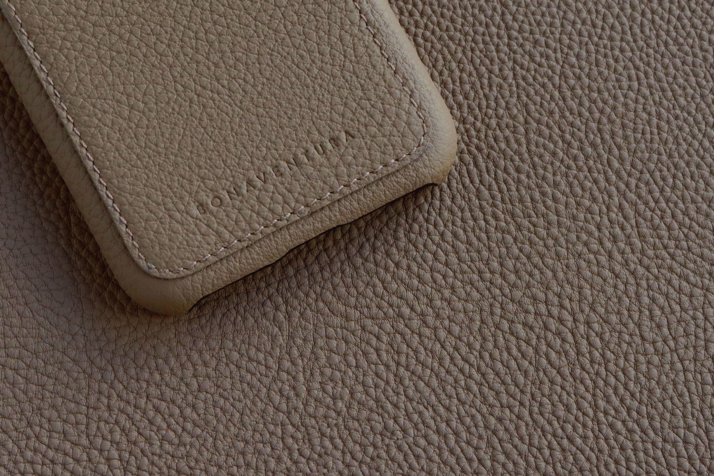 世界でたった1つのオリジナルケース。ミラノ発レザーブランド