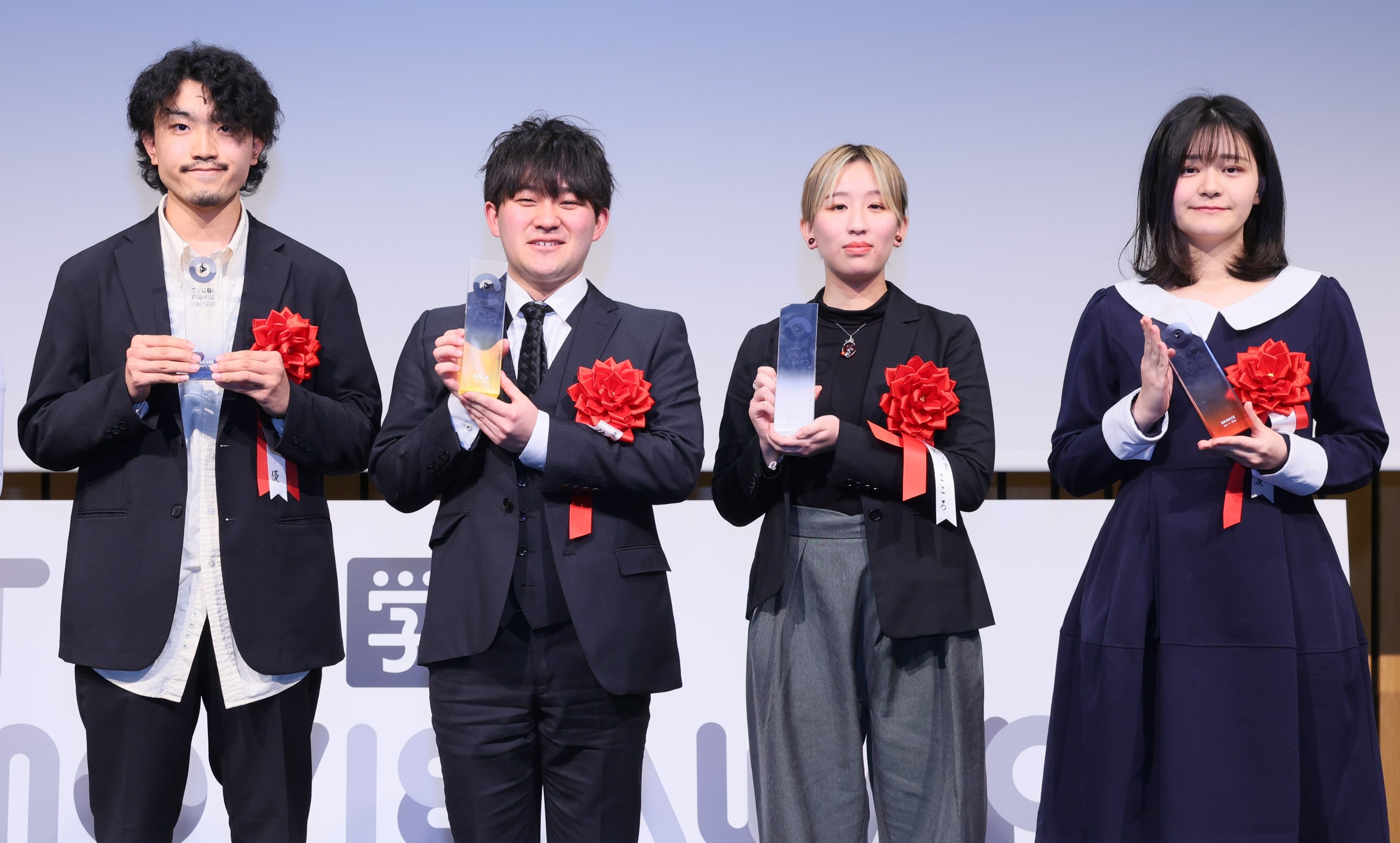 左から銀賞.桶本 優さん、金賞.佐野 文哉さん、審査員特別賞.瀬 こころさん、銅賞.盛岡 三夏さん