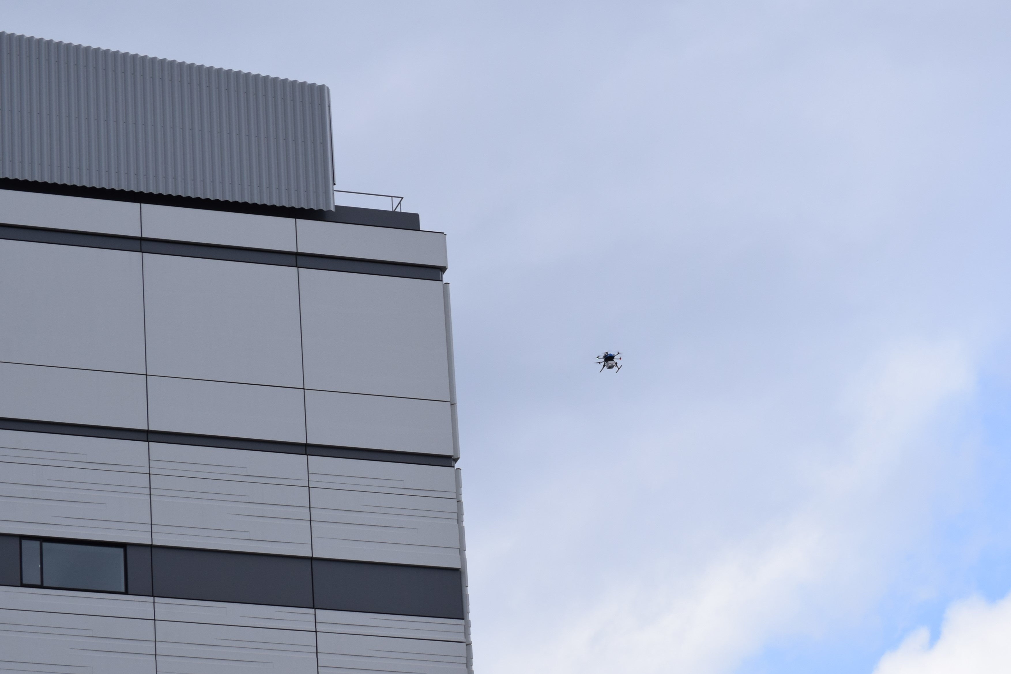 ビルの間を自動飛行で通過するドローン