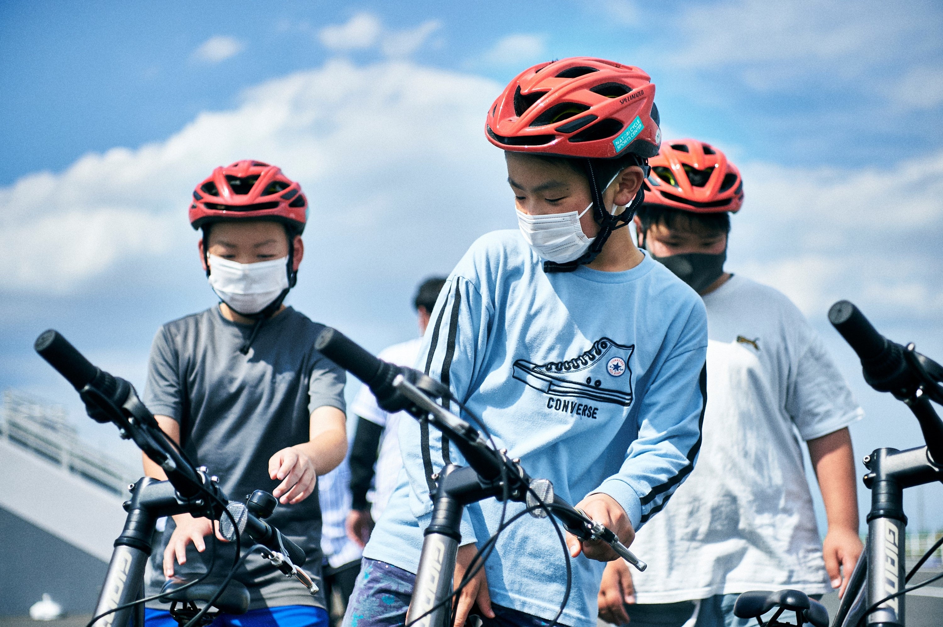 自転車を選ぶ児童