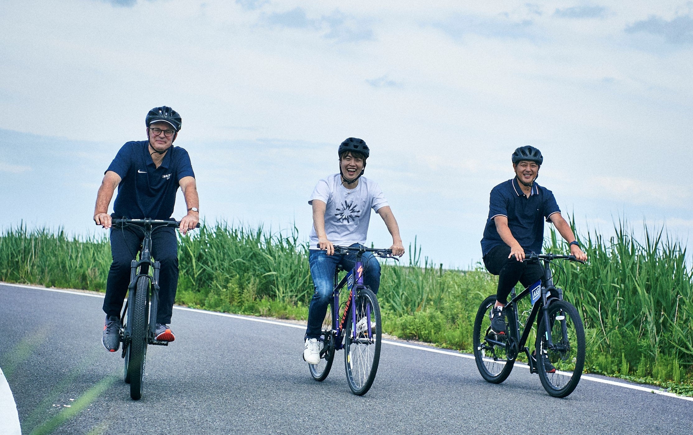 サイクリングをするジェームス・ナッシュ社長、 岩隈久志さん、Masuoさん