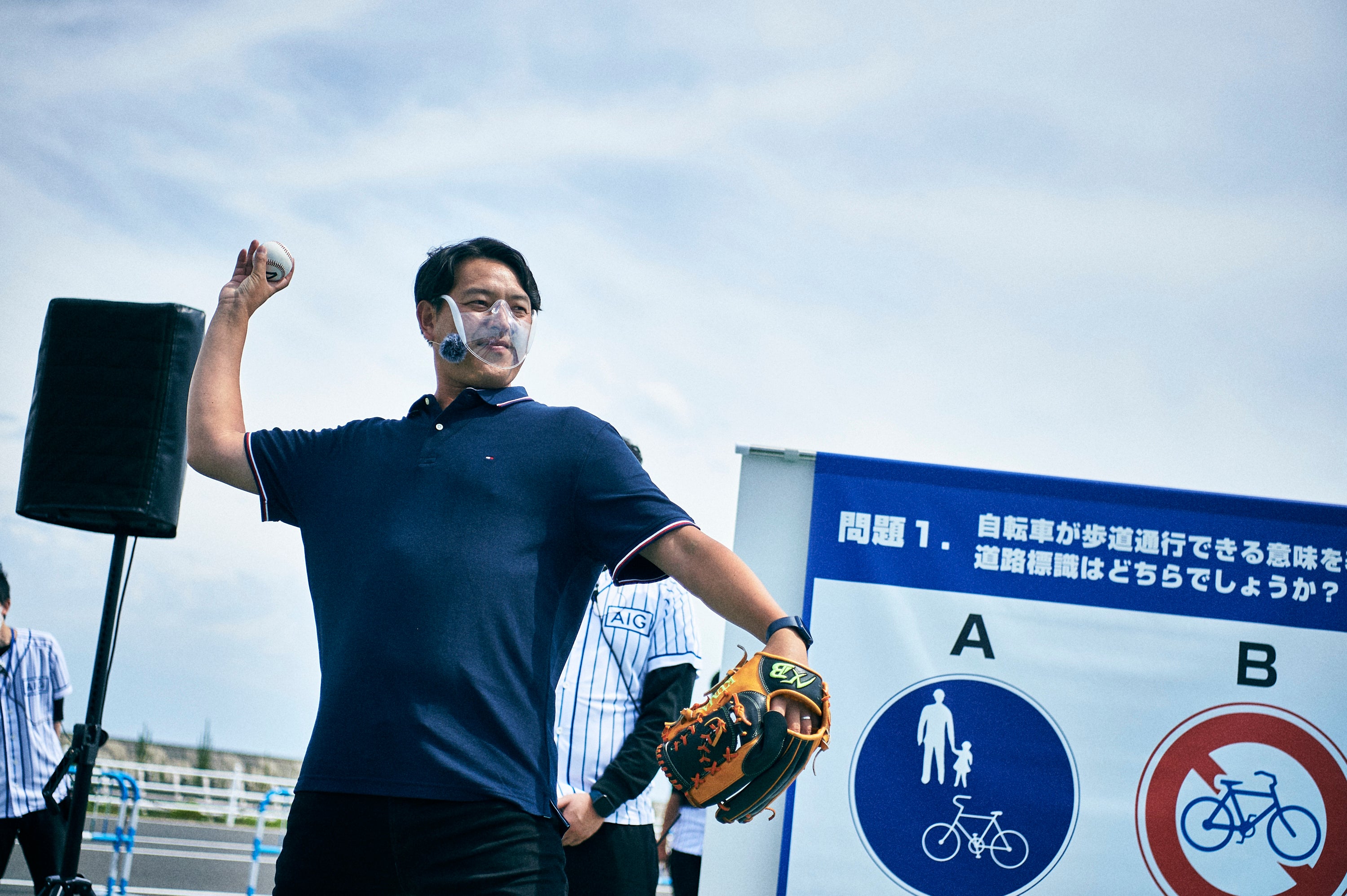 クイズの正解ボールを投げる岩隈久志さん