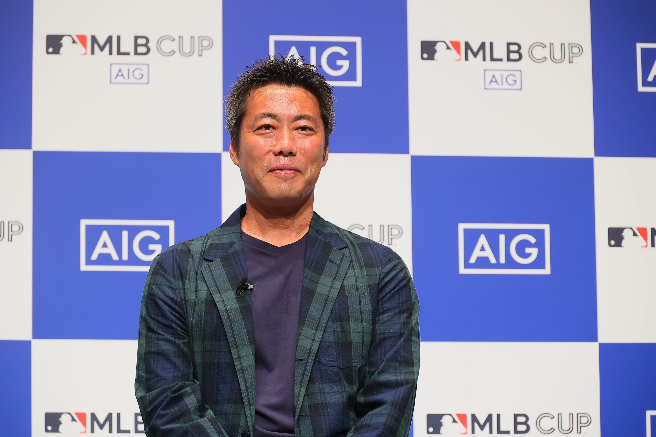 壇上で子どもたちにメッセージを送る上原浩治さん