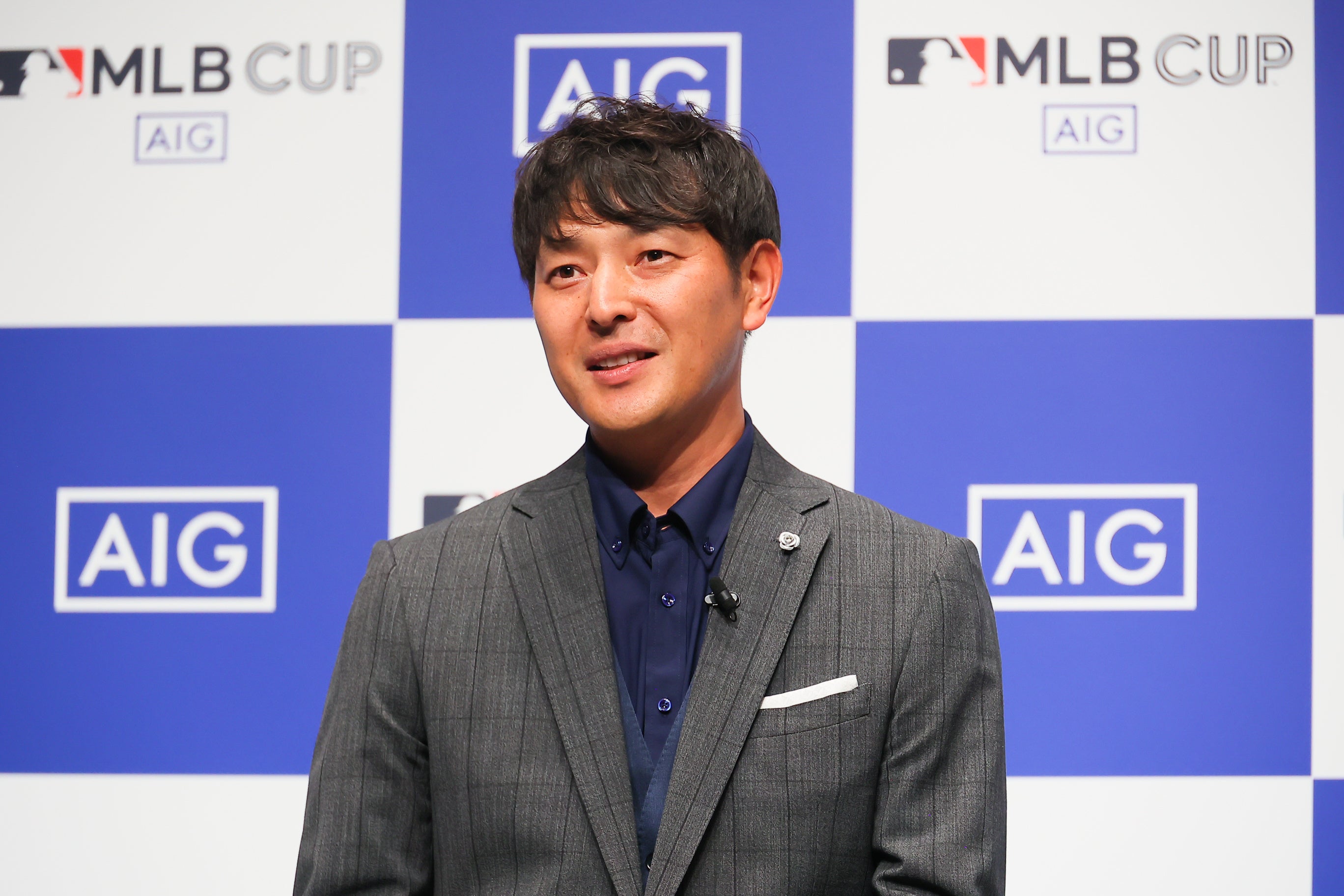 壇上で子どもたちにメッセージを送る岩隈久志さん