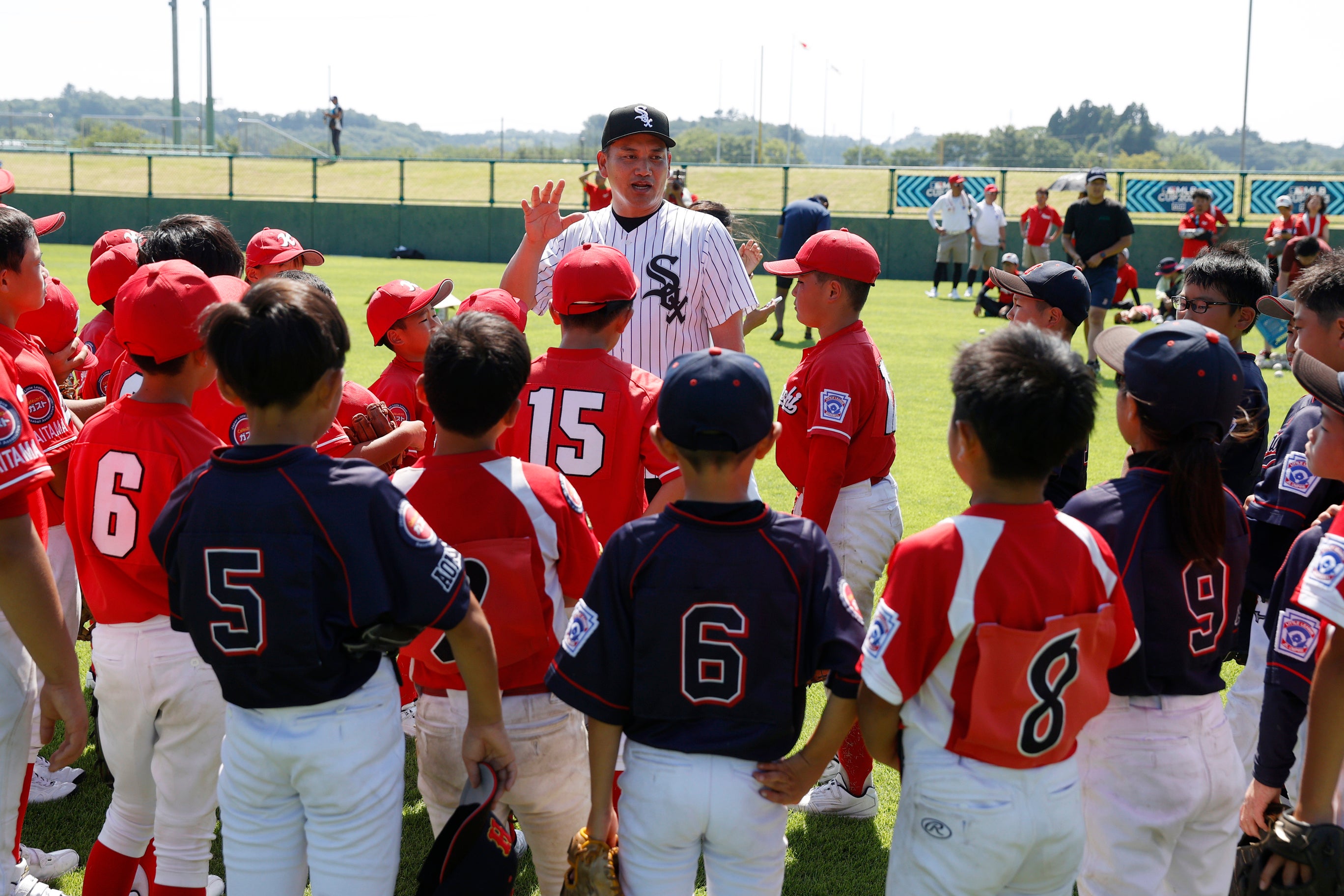 井口資仁氏が野球を教える様子