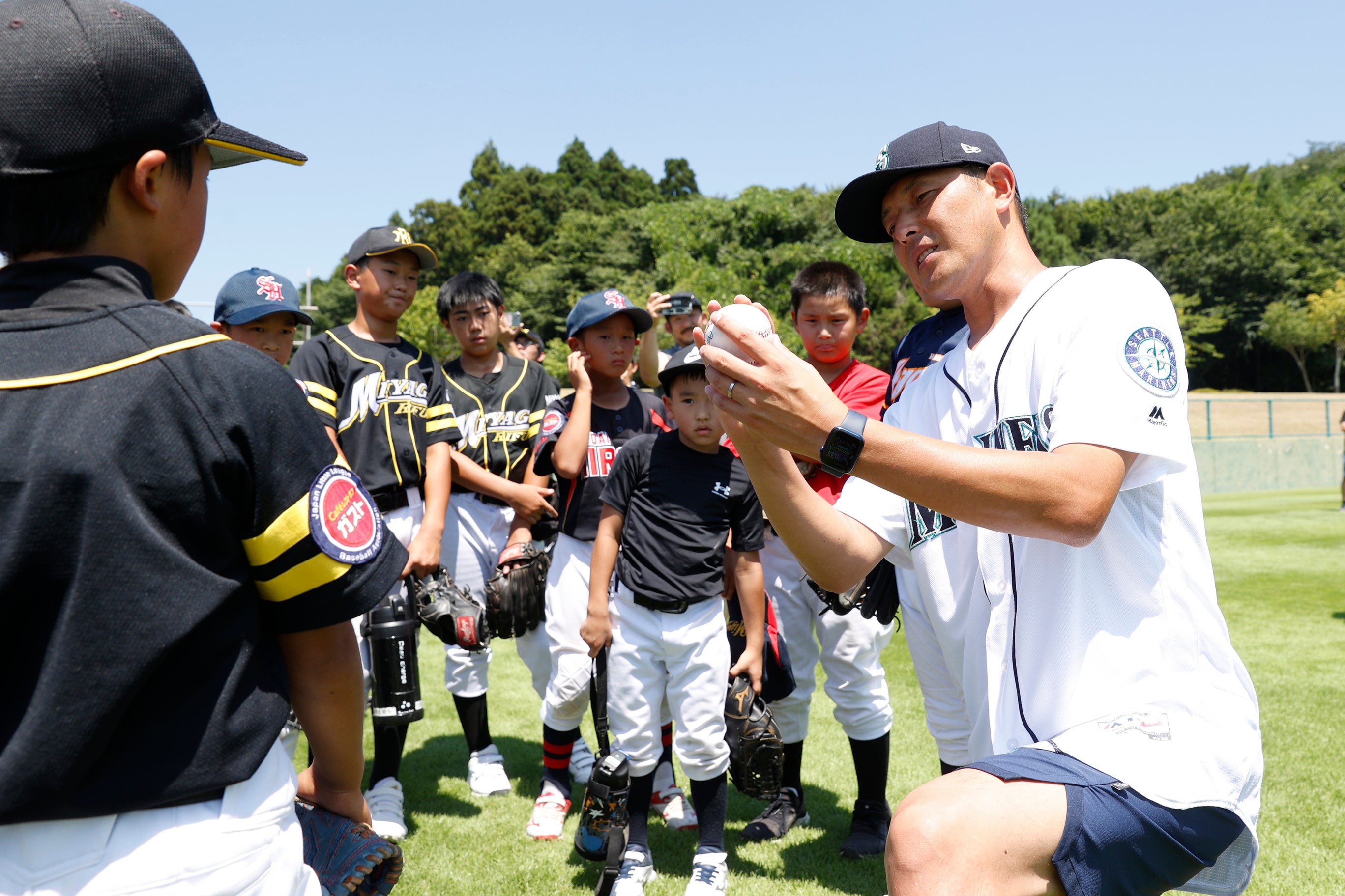岩隈久志氏が野球を教える様子