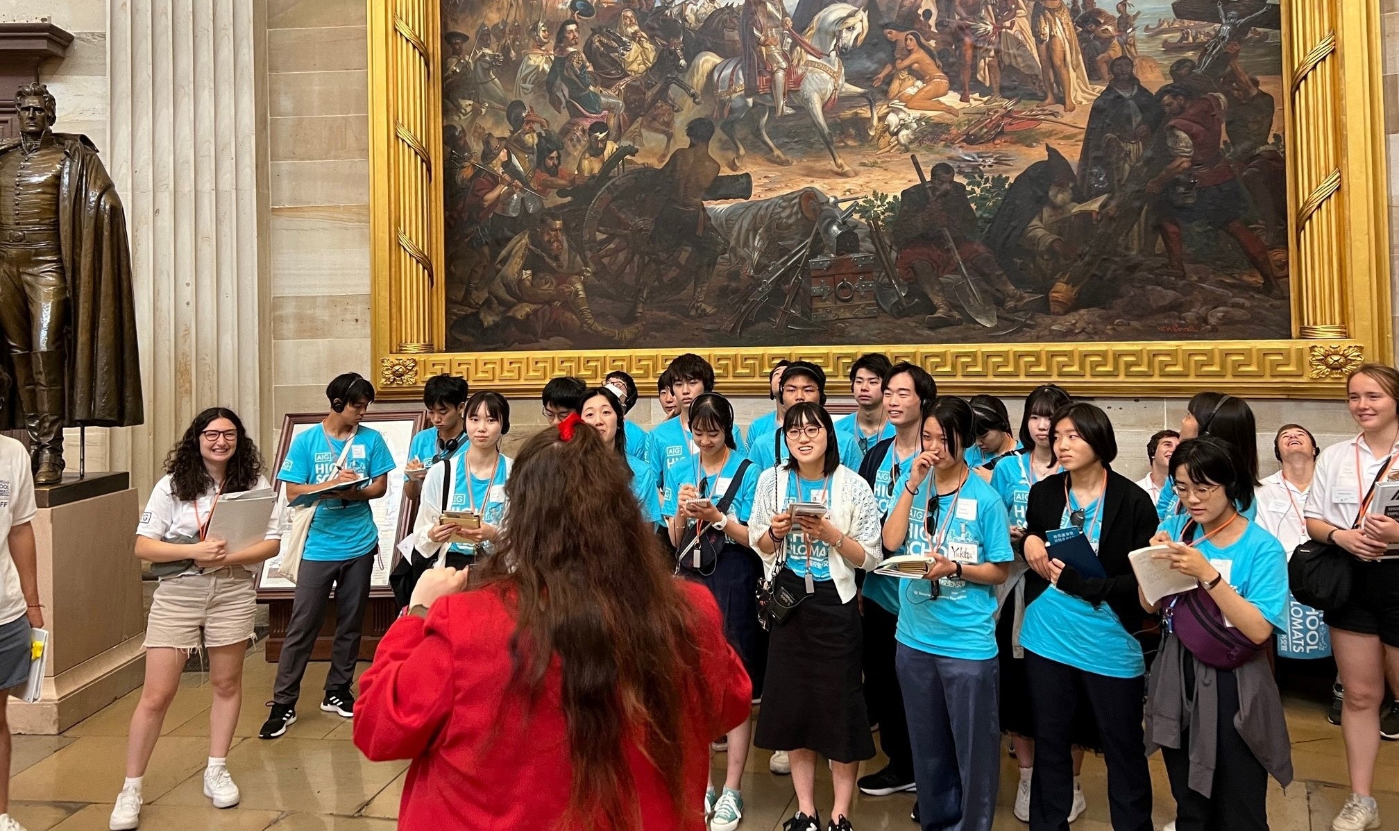 滞在中の様子　解説を聞きながら議事堂見学