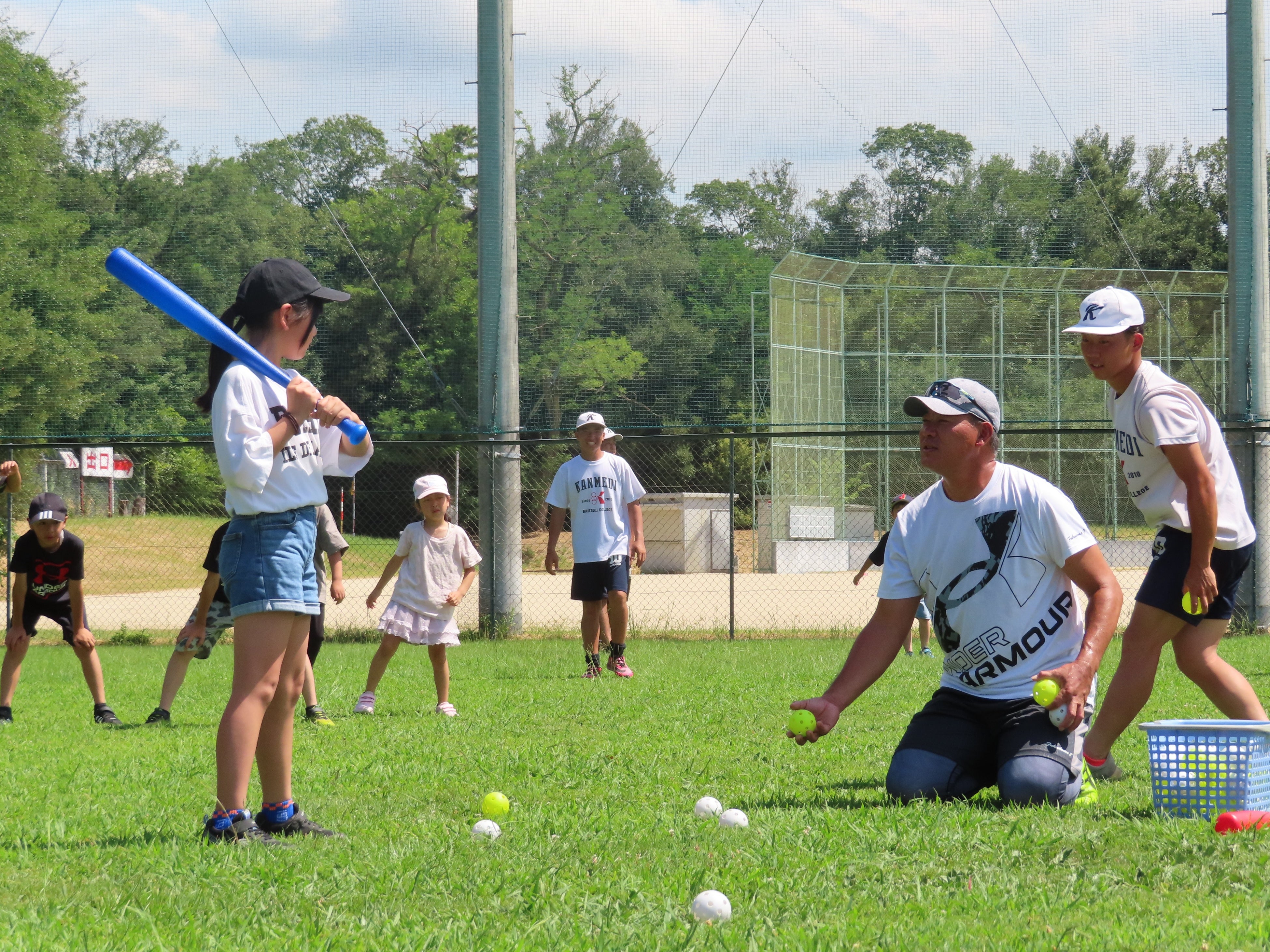 初心者にバッティングを教える福留 孝介さん