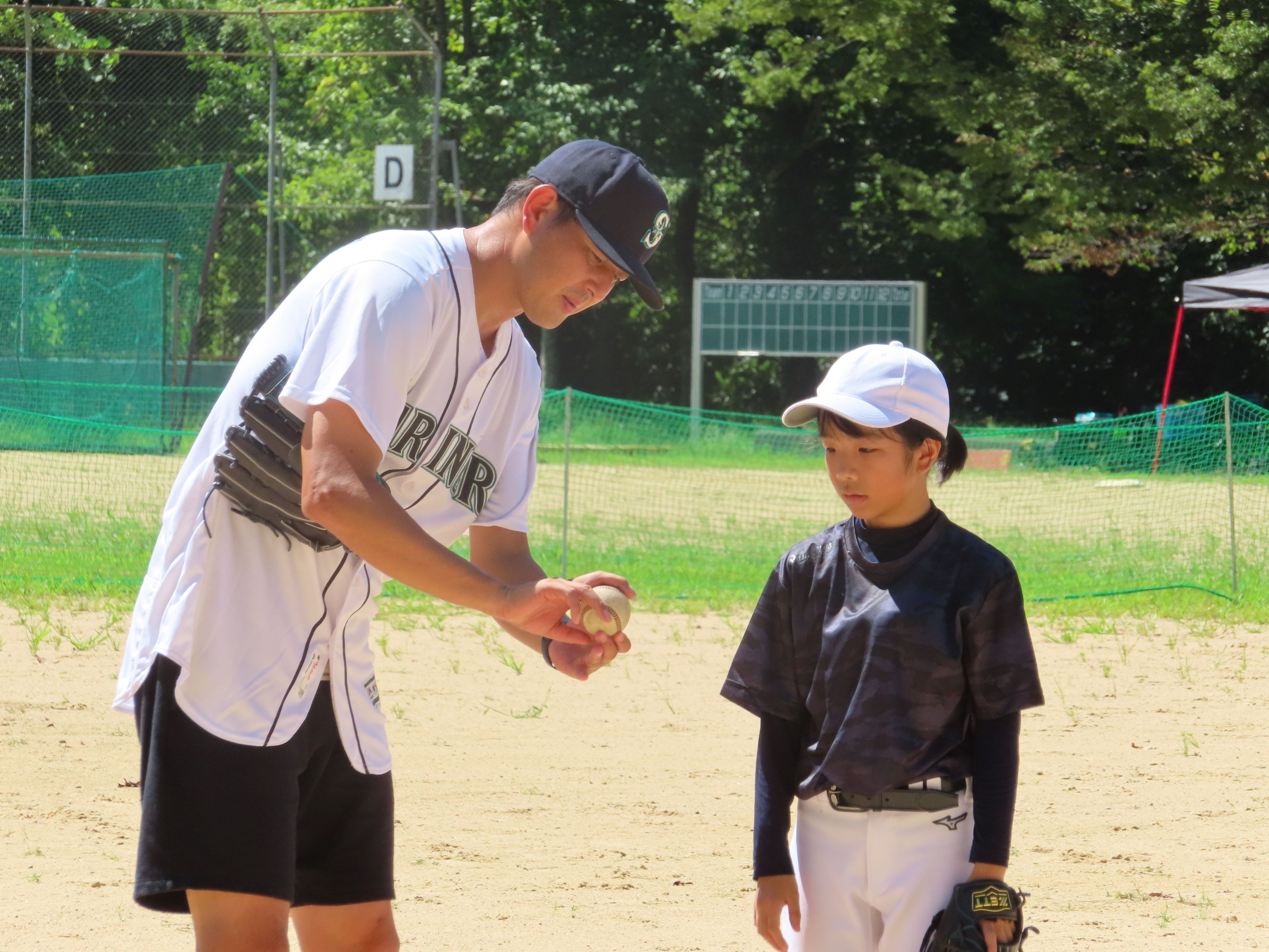 ボールの握り方を指導する岩隈 久志さん