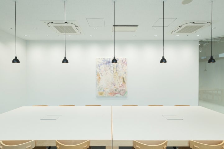 会議室：商品開発／会議が行えるよう大きなテーブルを備えた会議室も