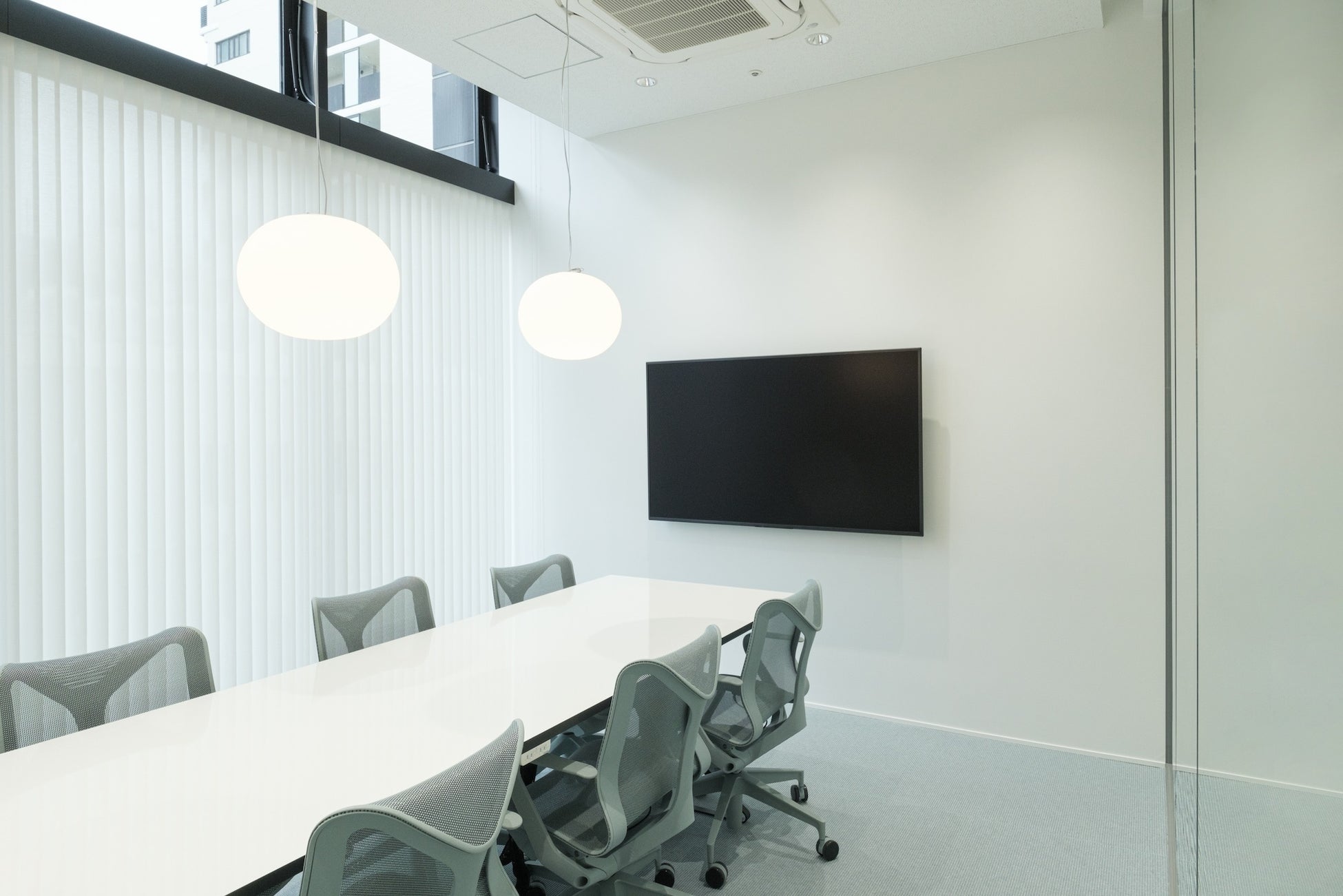 会議室:チームで長時間集まりプロジェクト運営できるよう、ハーマンミラーのチェアを備えた会議スペース