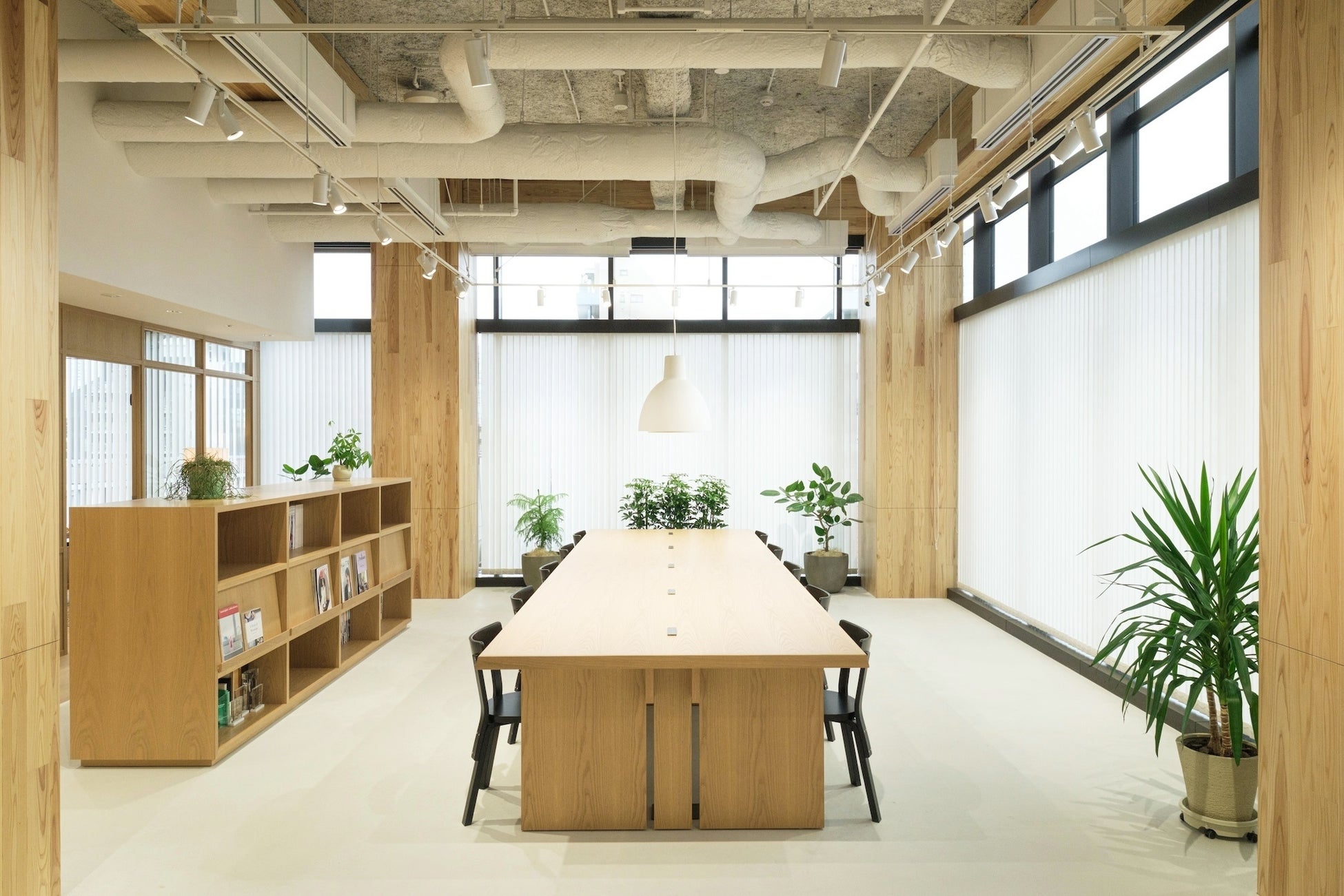 オープン席:コミュニケーションを目的に、大小さまざまなテーブルセットを設置