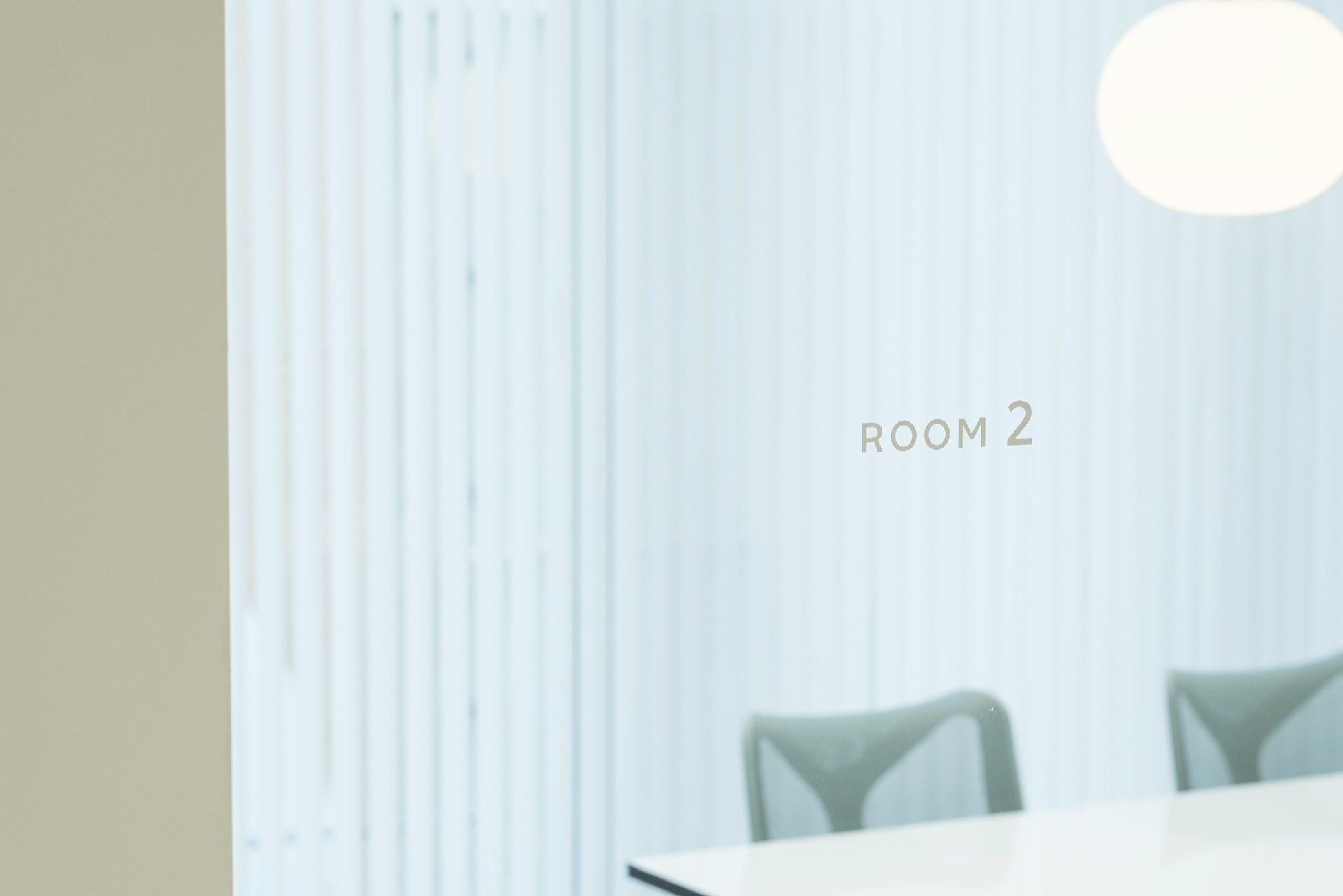 オフィス内で使われるサインは、創業15周年を期に原研哉氏にコーポレートロゴ等とともにデザインされたオリジナルフォントを使用