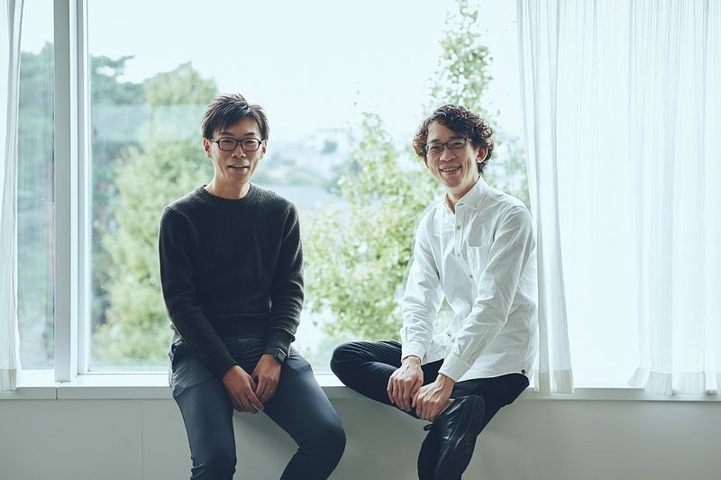 開発チームマネージャーの村田(左)とシニアエンジニアの廣瀬(右)