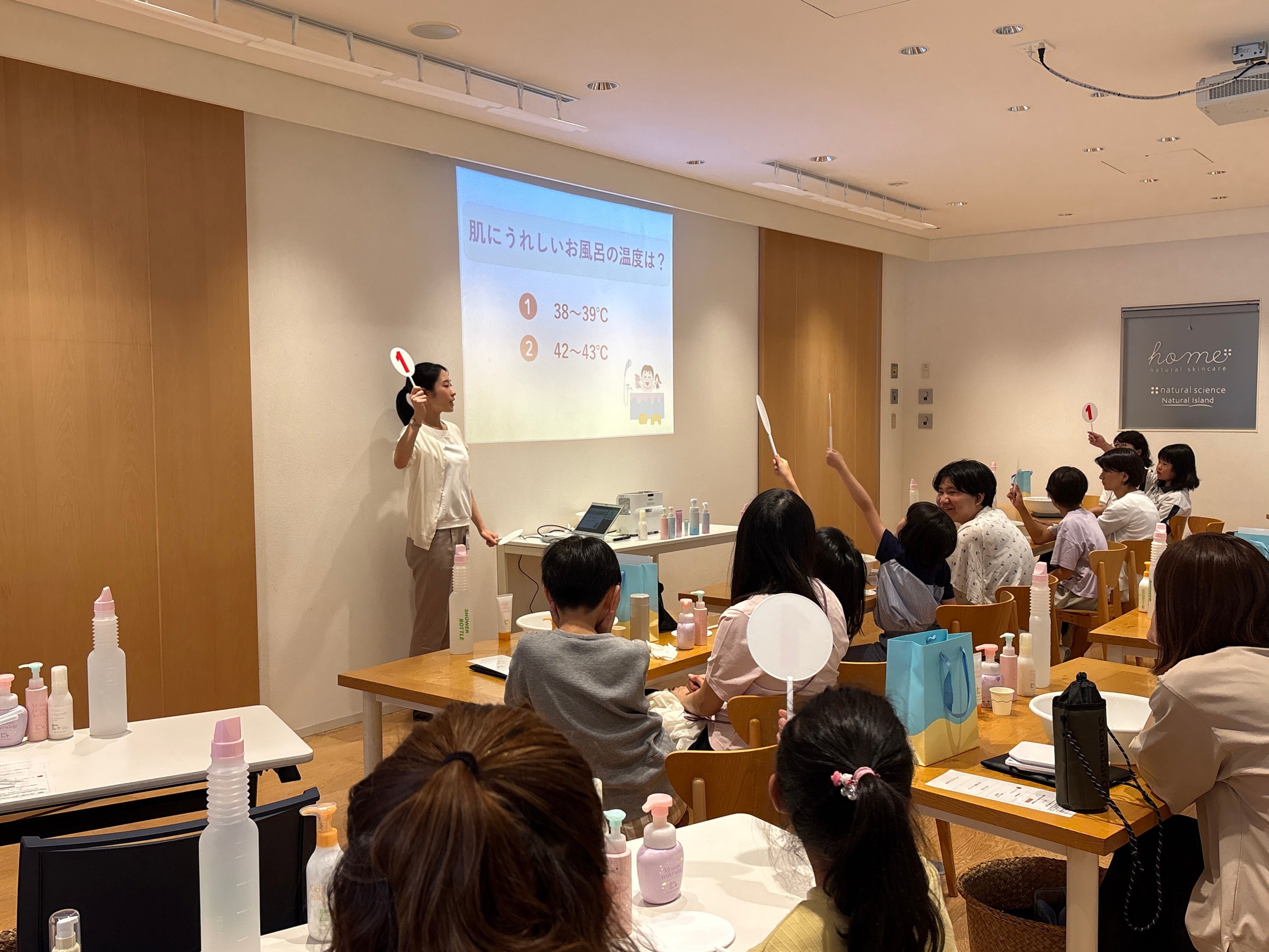赤ちゃんから大人の敏感肌まで低刺激スキンケアを展開する株式会社ナチュラルサイエンスが3歳から小学生以下のお子様を対象とした、キッズスキンケアセミナーと工場見学を実施