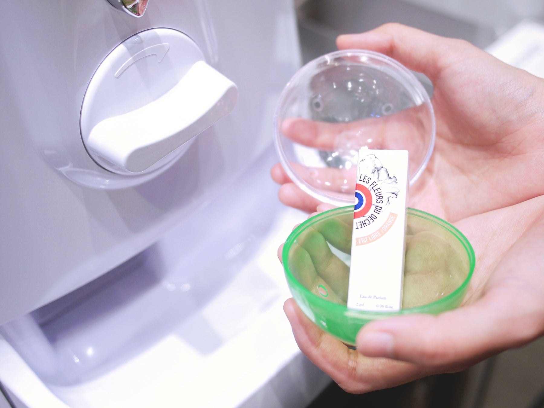 大人気企画「香水ガチャ (R) 」も全店で登場