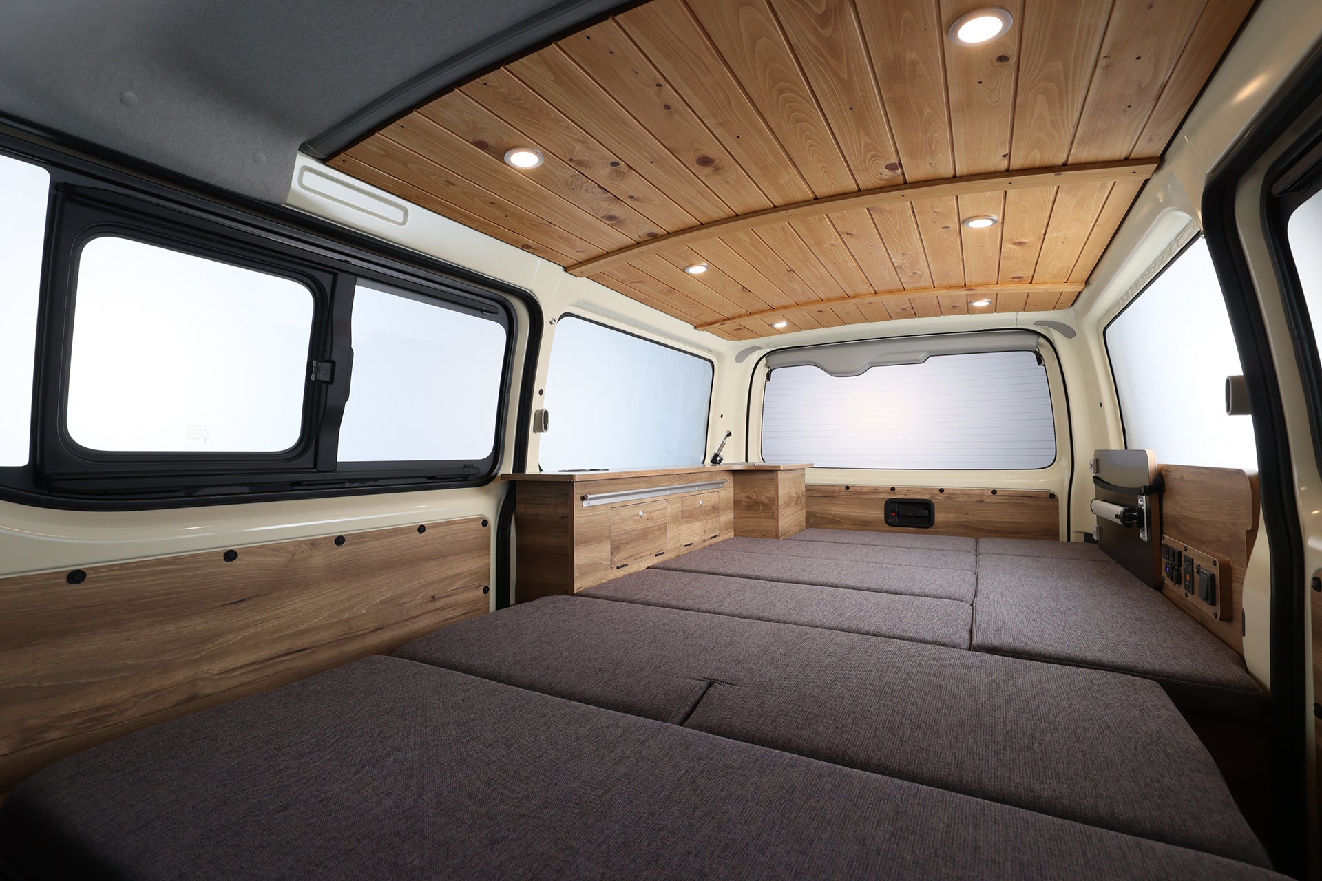 ハイエース専門店を全国展開するFLEX（フレックス）が