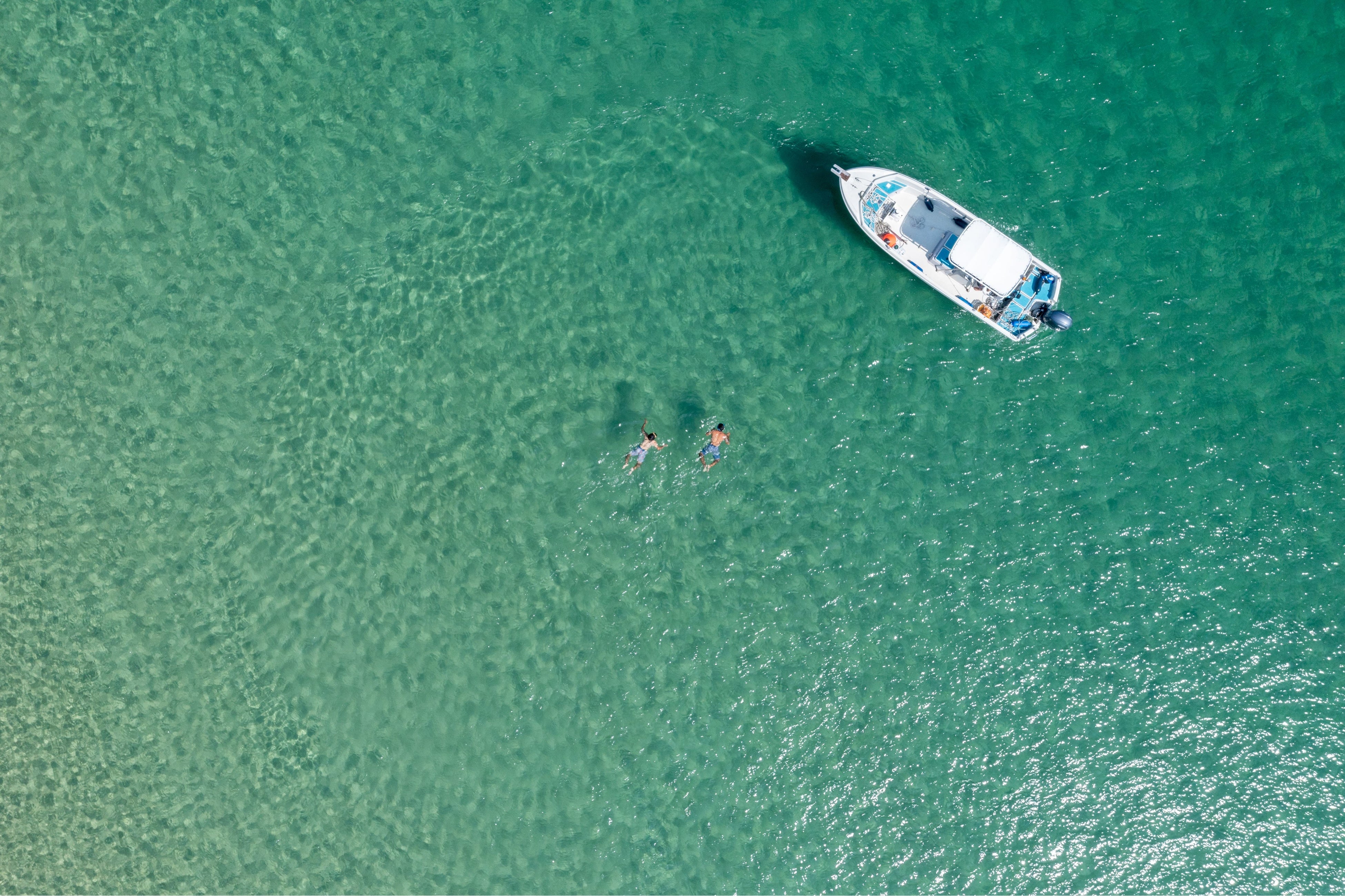 エメラルドグリーンの海