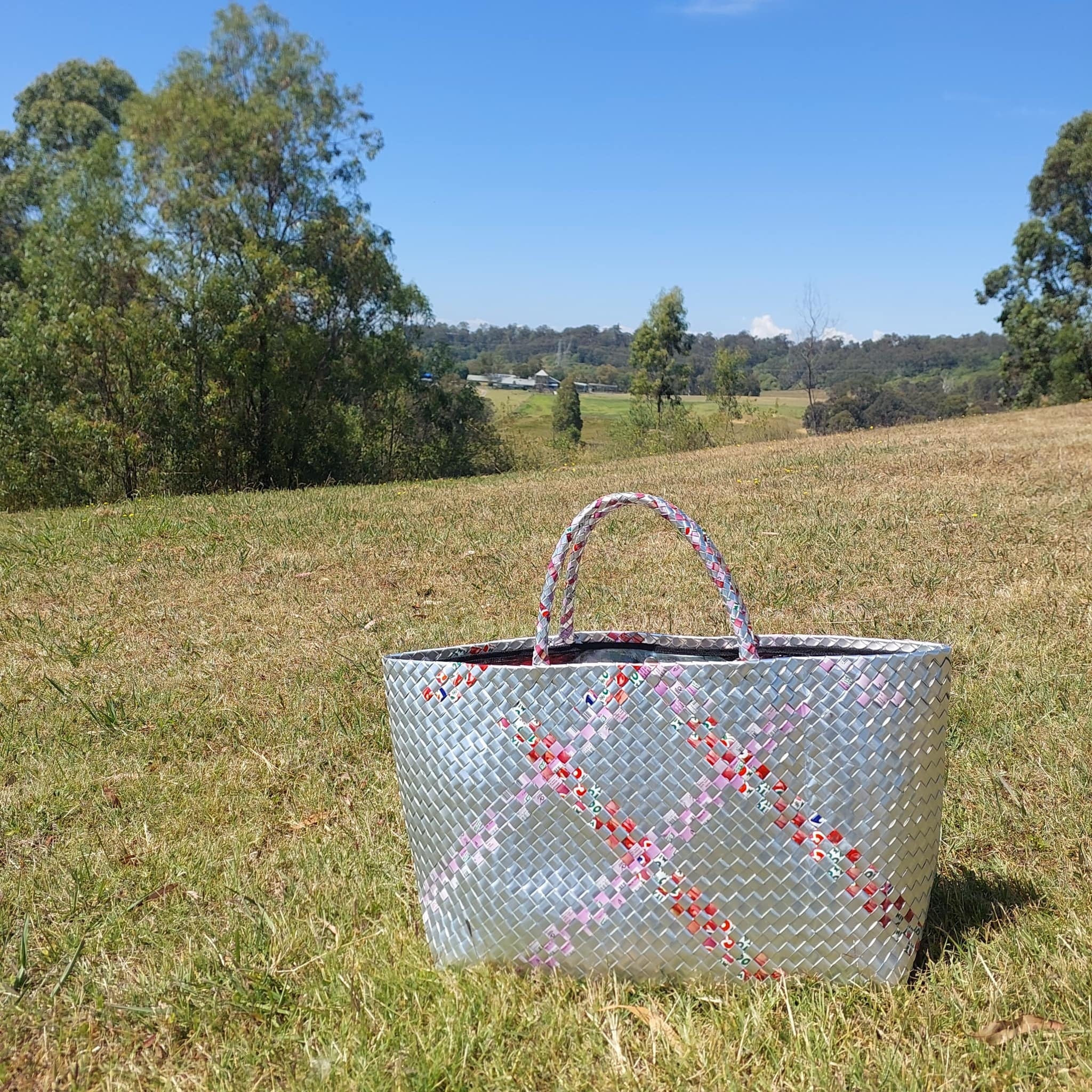 リサイクル素材を編んだバッグ「LYRIS」