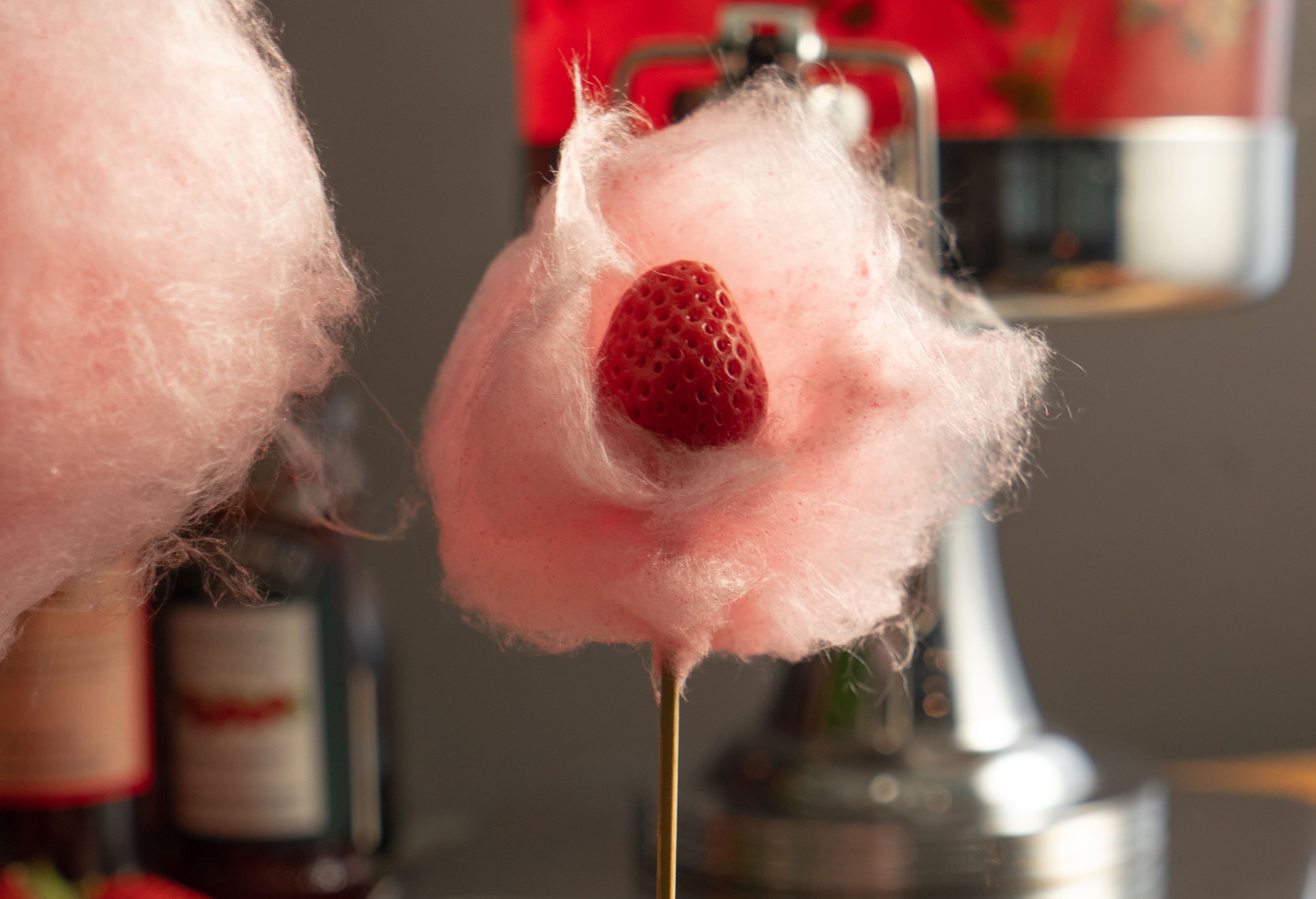 わたあめの中になんと苺！ジューシーな綿あめスイーツ。