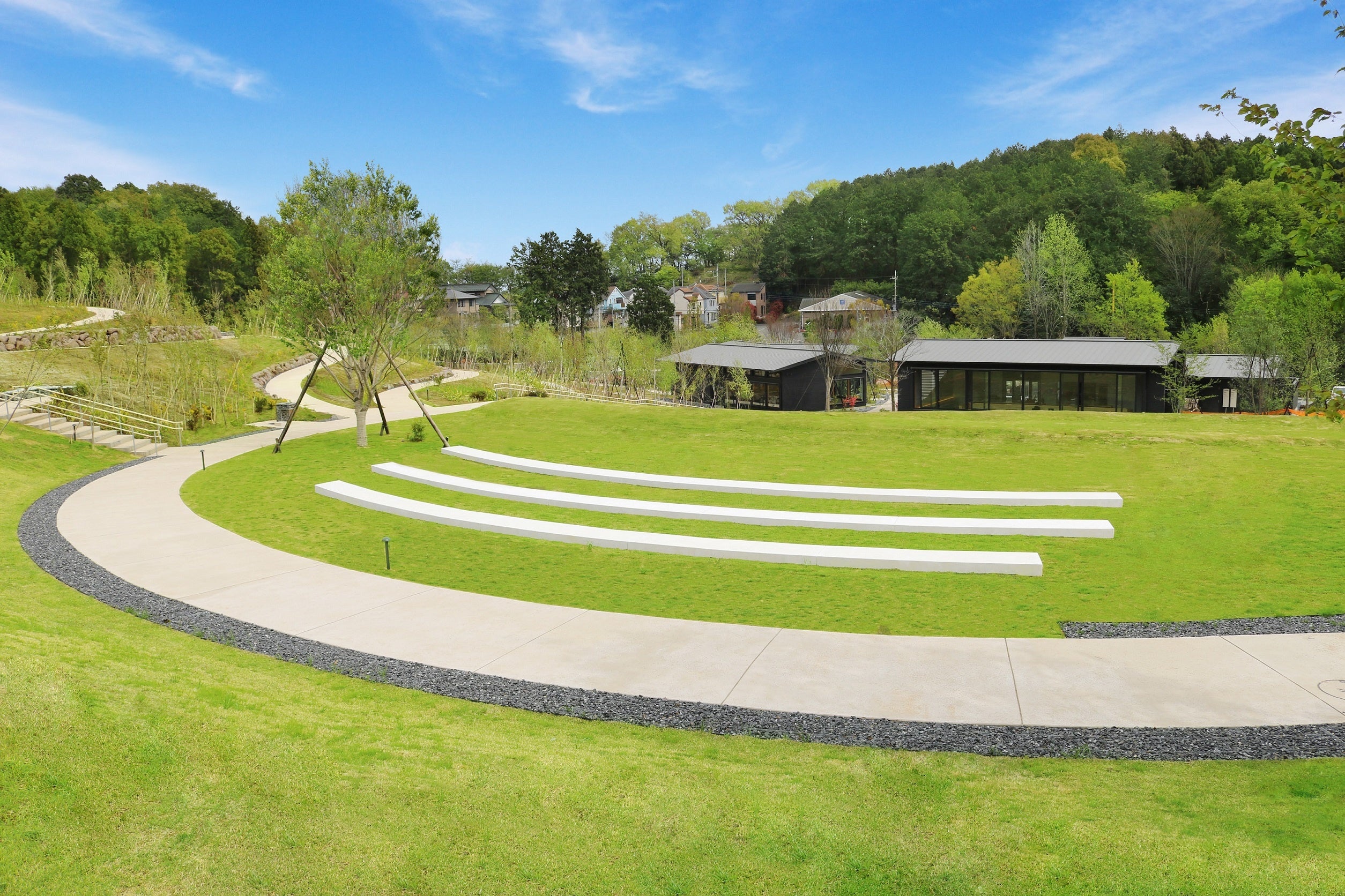 思いっきり走れる芝生広場