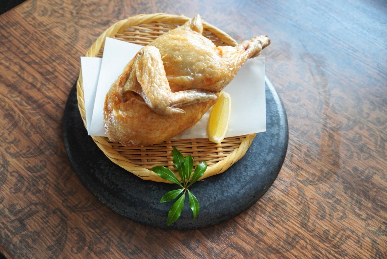 丸鶏の半身揚げ