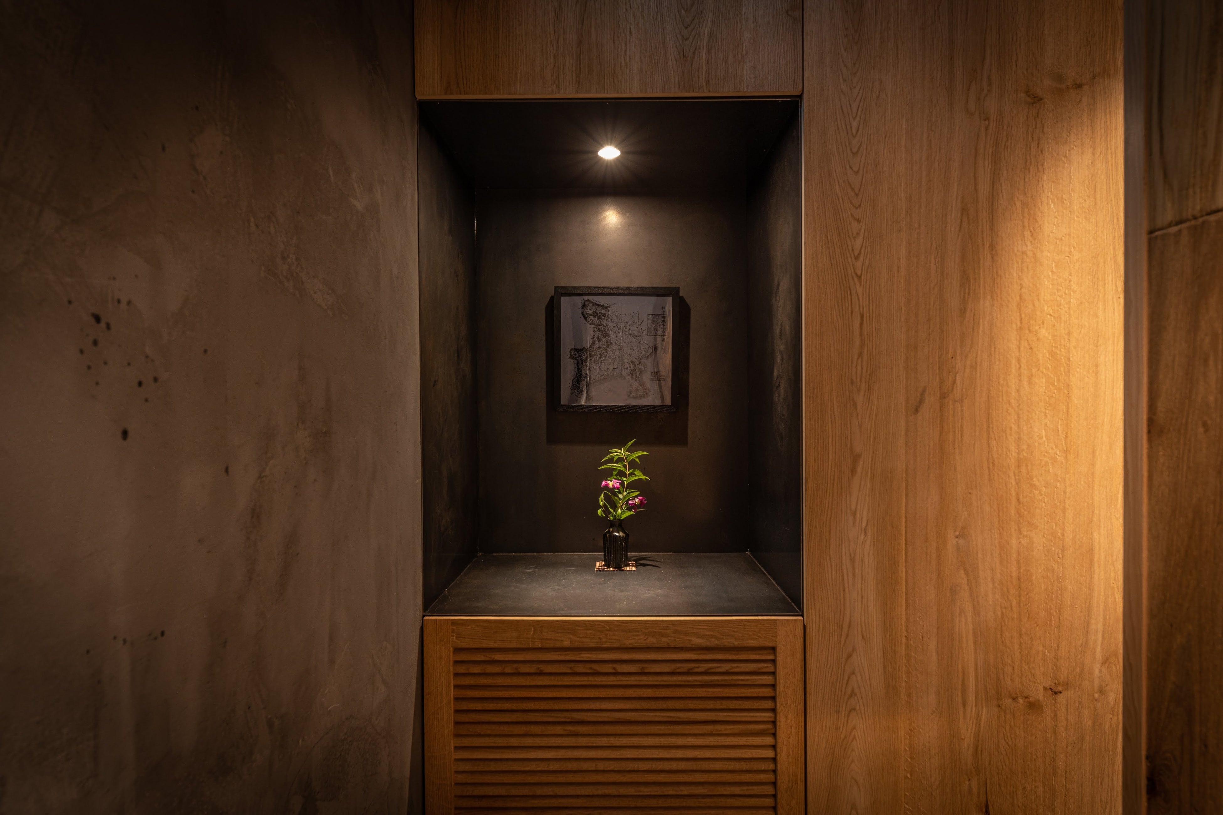 入り口に入ってすぐ目に入る「武相の地図」と一輪挿し