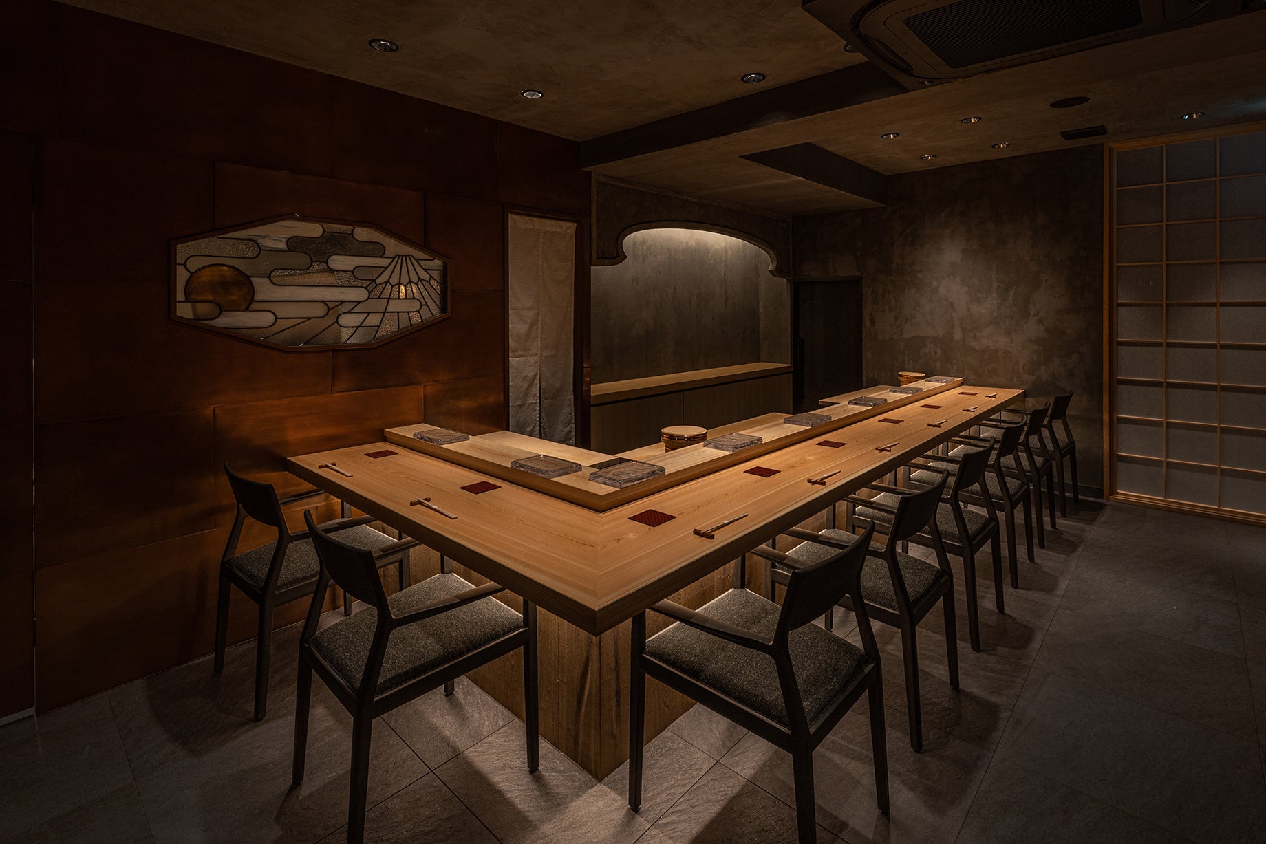 大将のニックネームである「フジサン」に合わせて富士山のビジュアルが目を引く唯一無二のステンドグラスアート