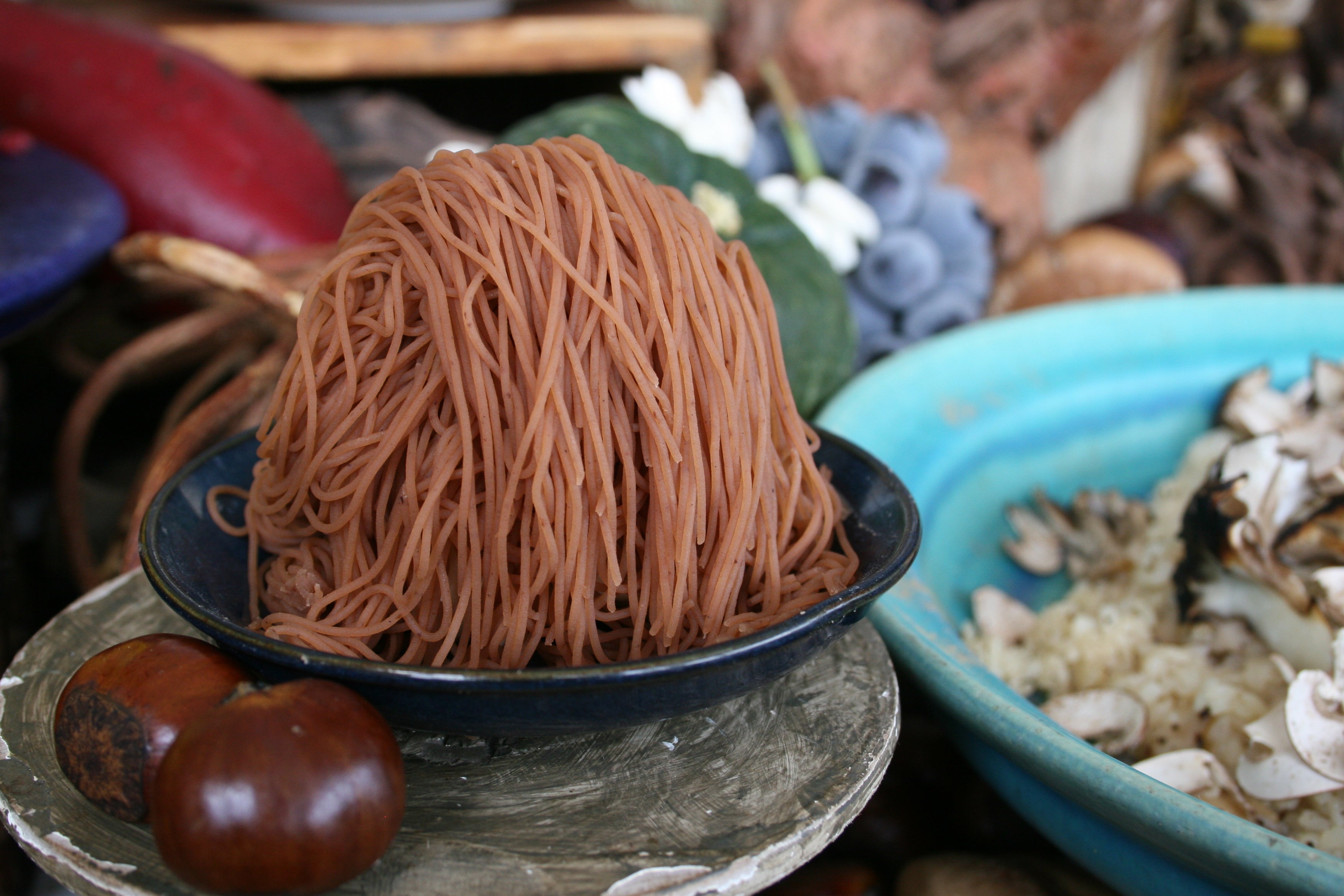 濃厚な栗のペーストを細く絞って仕上げます