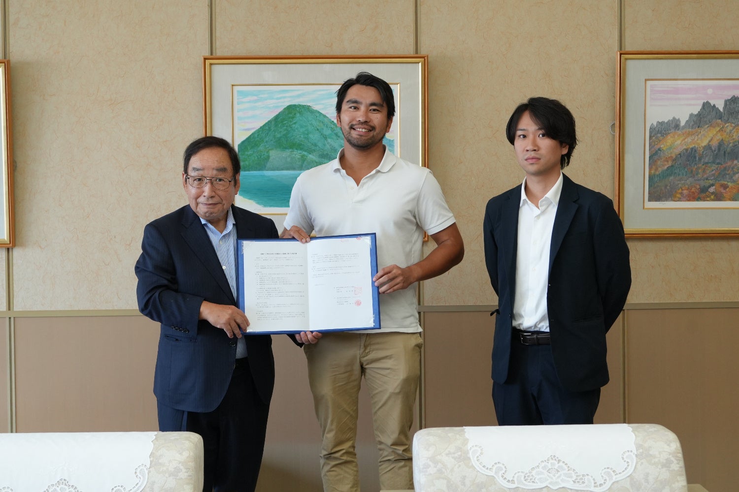 （左から）高崎市 市長 富岡賢治氏、日本農業 代表取締役CEO 内藤祥平、同 キウイ事業 責任者・ジャパンキウイ 代表取締役 小林潤也