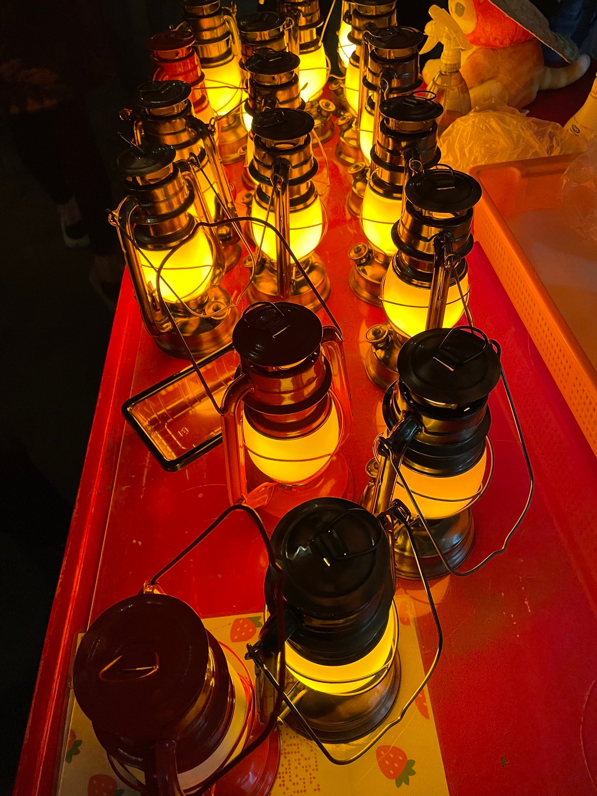 ランタンを持っていちご狩り。