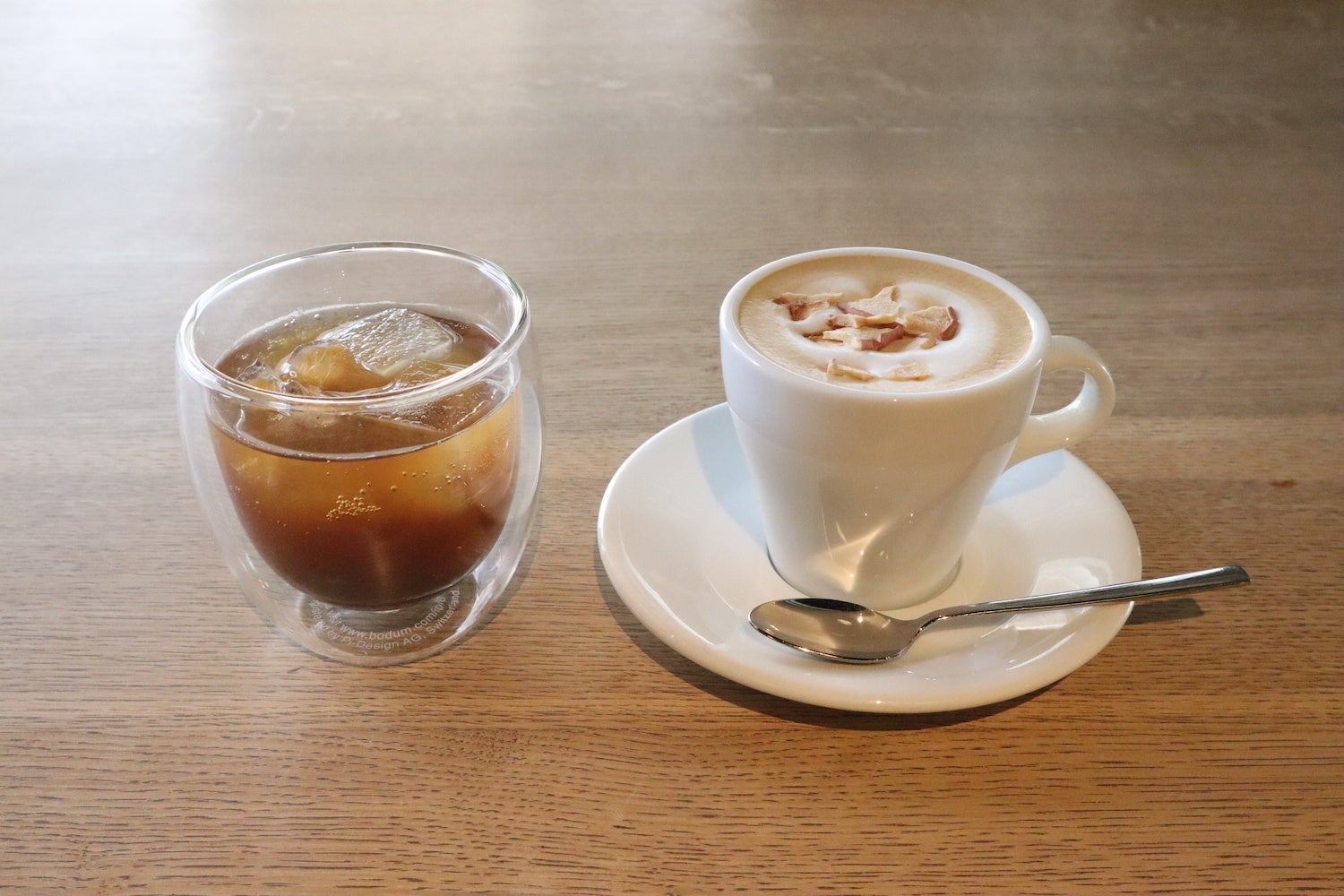 （写真左から）アップルエスプレッソトニック　／　アップルハニーラテ