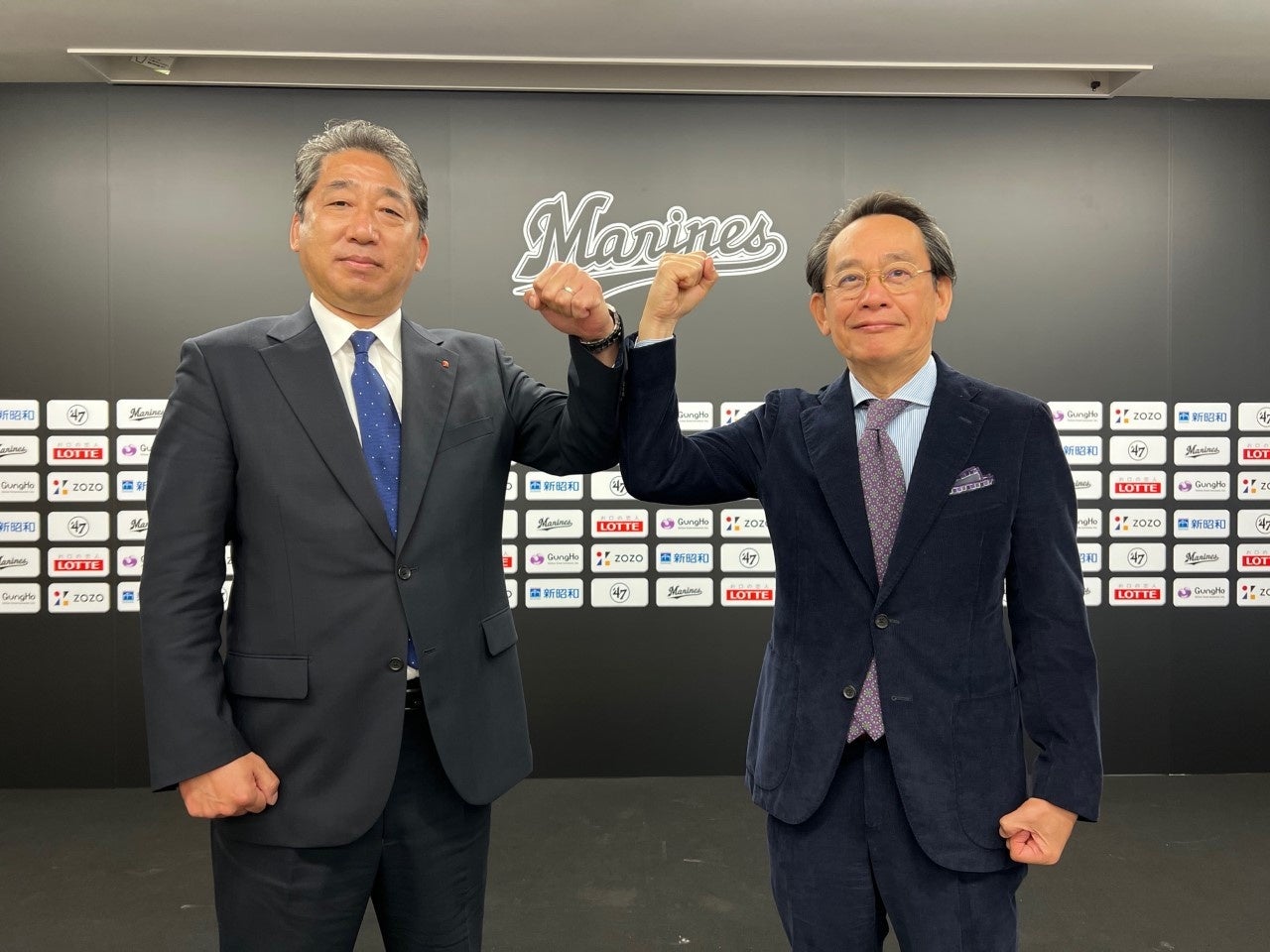 株式会社千葉ロッテマリーンズ　代表取締役オーナー代行兼社長　河合 克美 様（右）と、株式会社アマタケ　常務取締役　菅野 朗（左）