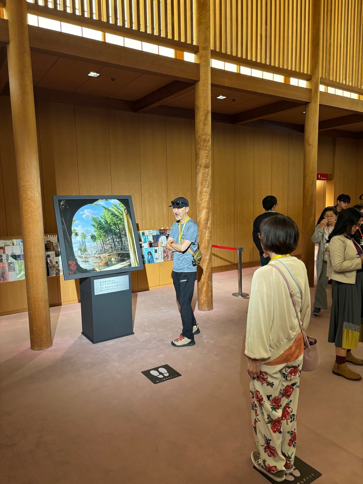 国立能楽堂に424名の「メガネ姿」がずらり ニコンメガネレンズ発売80周年イベントでギネス世界記録™達成