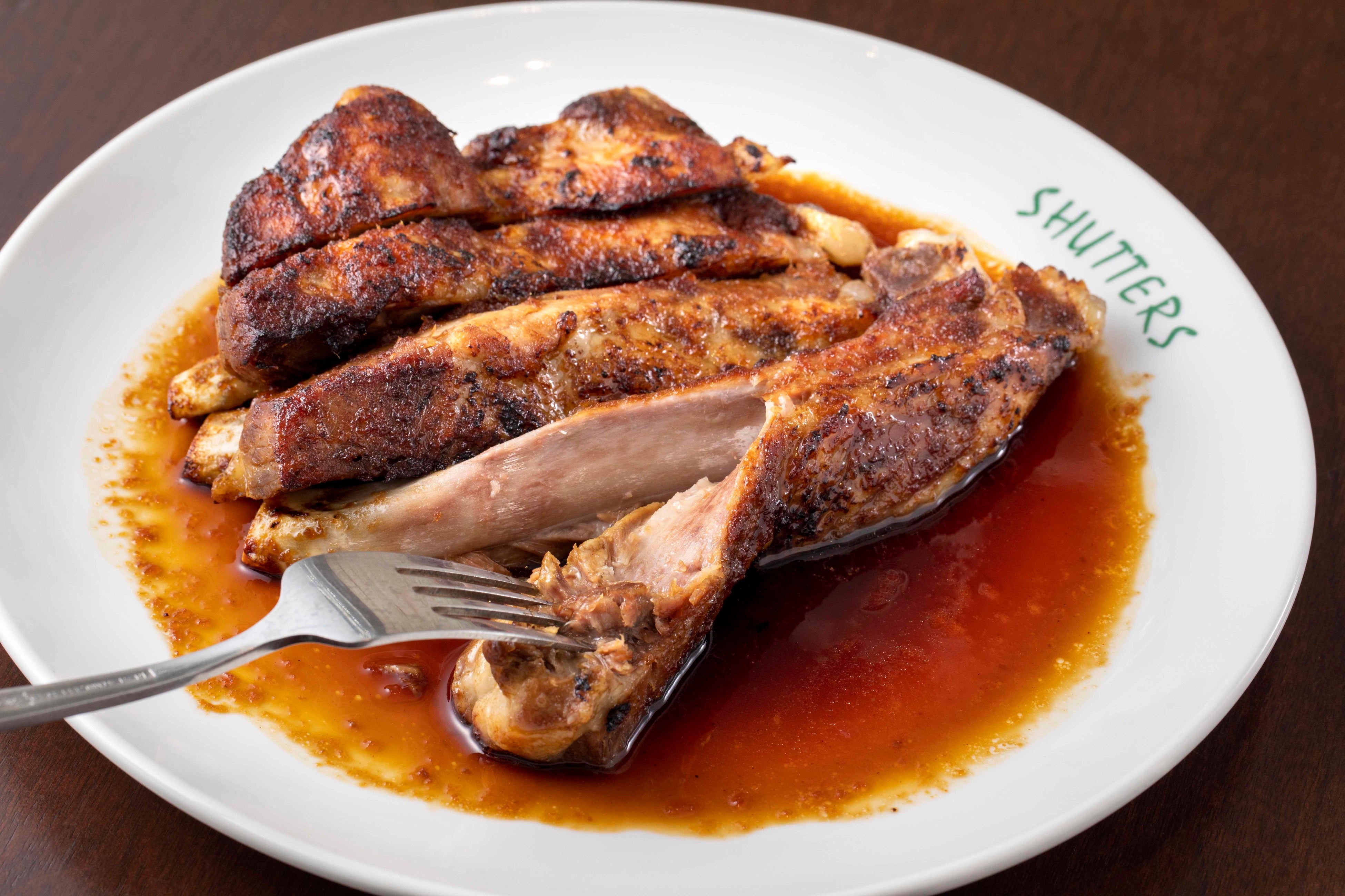 〈SHUTTERS　自由が丘〉北海道産やわらかスペアリブ　（100ｇ当たり）　税込７５４円