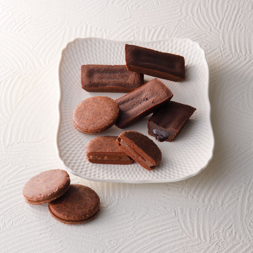 〈ＴＨＥ　ＴＡＩＬＯＲ〉ザ・ショコラクチュール （ヘーゼルナッツ・イチゴ各４個入り） 税込１,７２８円／ザ・フォンダンショコラフィナンシェ（６個入り）　税込１,６２０円