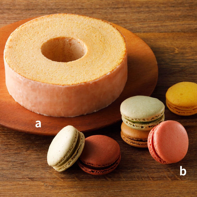 〈きのとや〉ａ.バームクーヘン（1ホール） 税込１,５１２円／ｂ.マカロン（6個入り）　税込１,０８０円