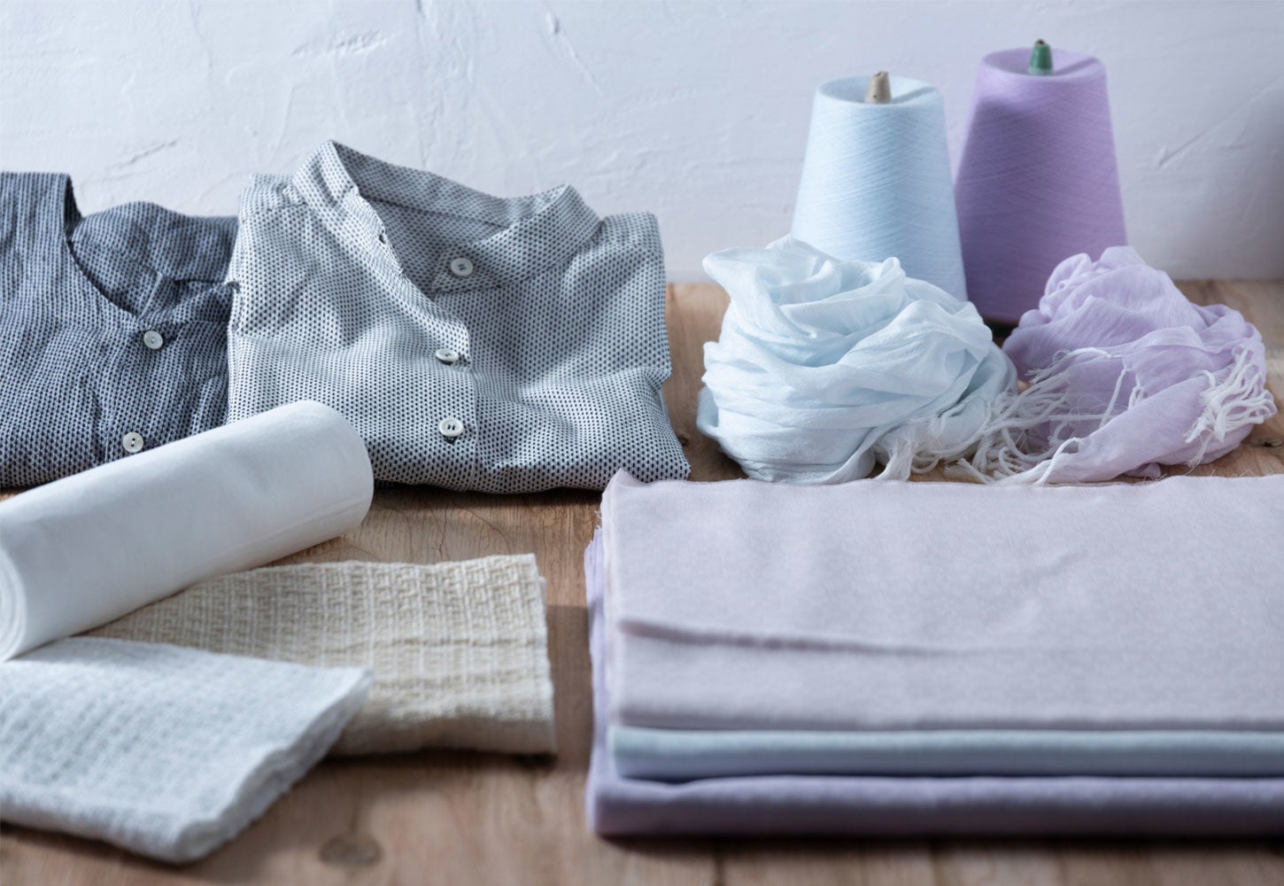 YOKUI／ヨクイ　　  浴衣の反物と同じ旧式シャットル織機で織りあげた生地はふっくらと優しい風合い。吸湿性などの機能性だけでなく、日本人らしい粋を感じられるデザインの雑貨や洋服。