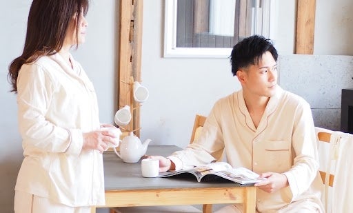 AVVERA（アジェラ） オーガニックコットンのウェアやペットアイテムを展開するライフスタイルブラ ンド。自社開発のオーガニックコットンを使用し、縫製自社工場を持つ からこその丁寧な仕上がり