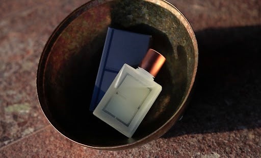 無農薬・無化学肥料で栽培し、美味しいタイミングで収穫した「辺塚だいだい」の破棄される果皮と葉から抽出した成分 から作ったオイルがコアアイテム。地域の特性を生かし、地元の負担 にならない形で地域固有の植物を守ることを理念としている