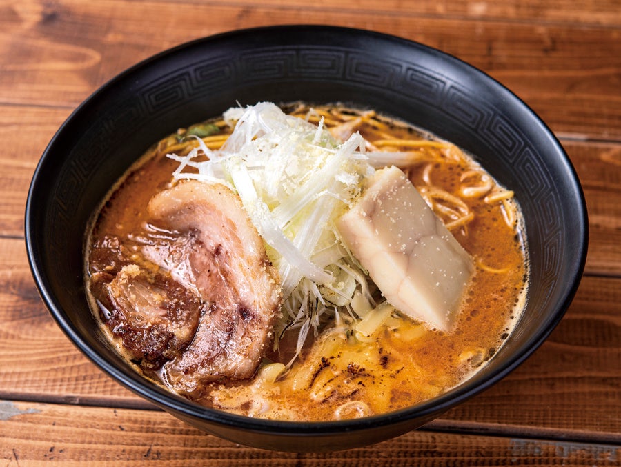 「らぁめん 支那虎(しなとら)」ふらのワインチェダーチーズと富良野軟白ねぎの味噌らぁめん 1 杯 税込 1,300 円 ※各日 100 杯限り