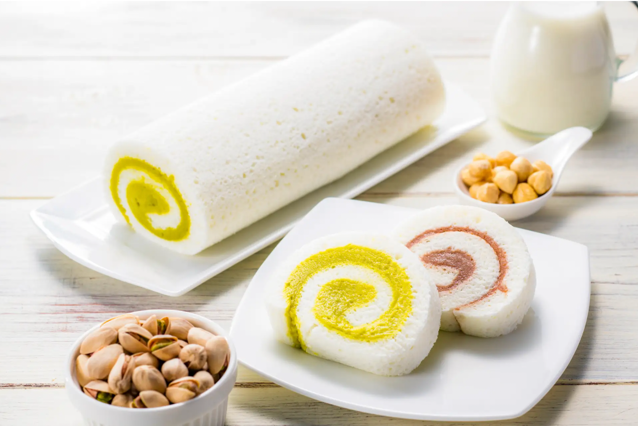 白いロールケーキ ピスタチオ&ヘーゼルナッツクリーム 1 本 税込 2,160 円