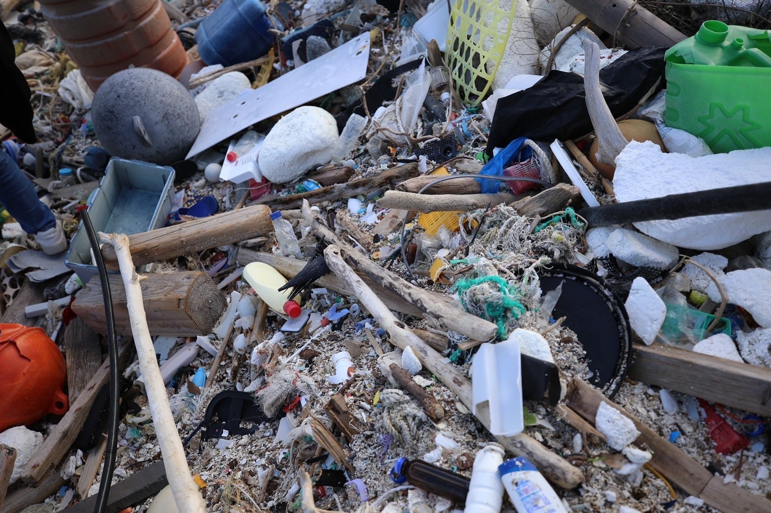 ▲対馬の海岸に漂着した海ごみ