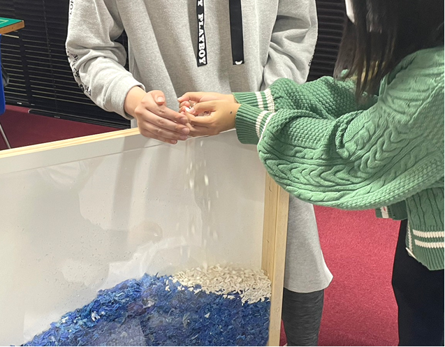 ▲九州産業大学造形短期大学部学生による制作の様子