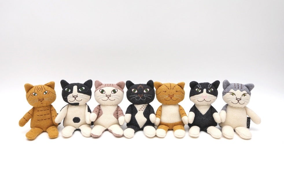 ▲久下猫クラフトぬいぐるみ　各 税込3,960円（縦22.5cm×横8.5cm(手含まず)×座高16.5cm）